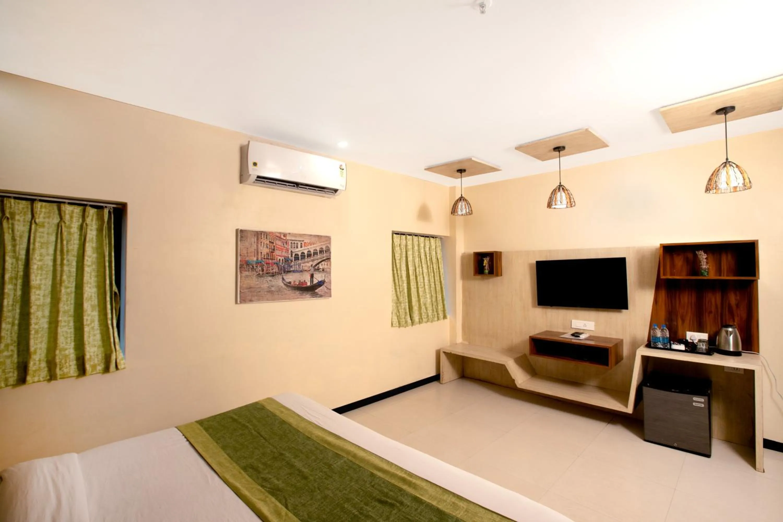 Photo of the whole room, Bed in Hotel Elite Continental- Near Mumbai International Airport Andheri East