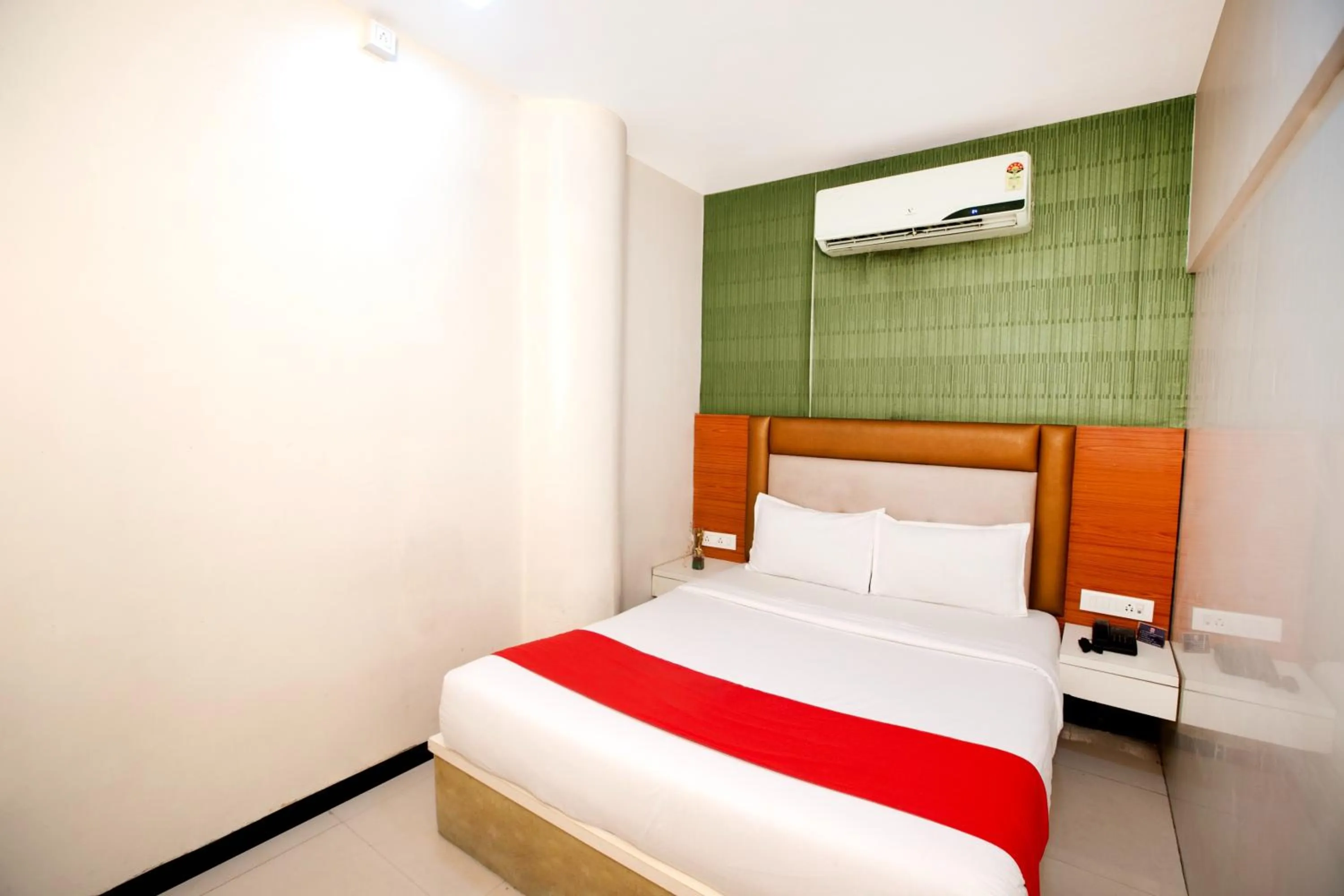 Bed in Hotel Elite Continental- Near Mumbai International Airport Andheri East