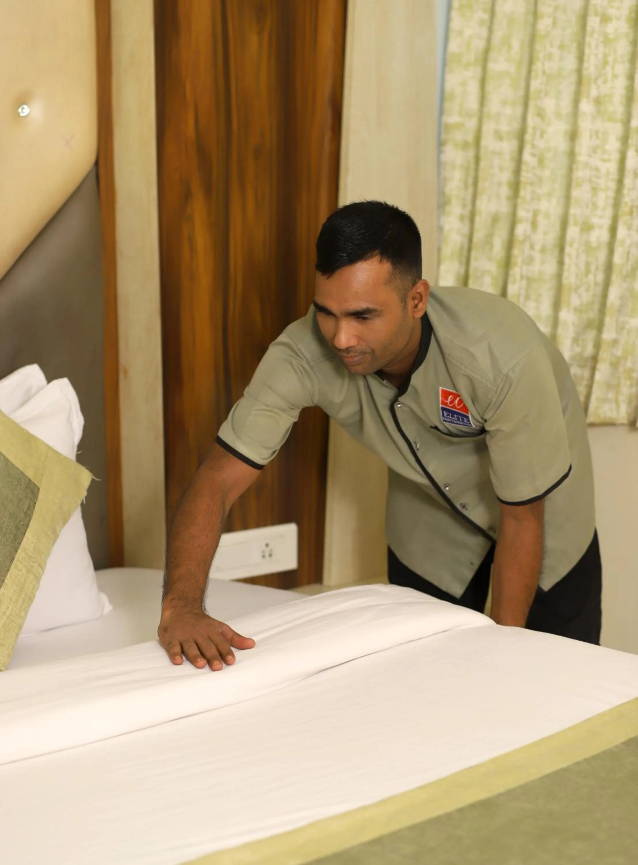 Staff, Bed in Hotel Elite Continental- Near Mumbai International Airport Andheri East