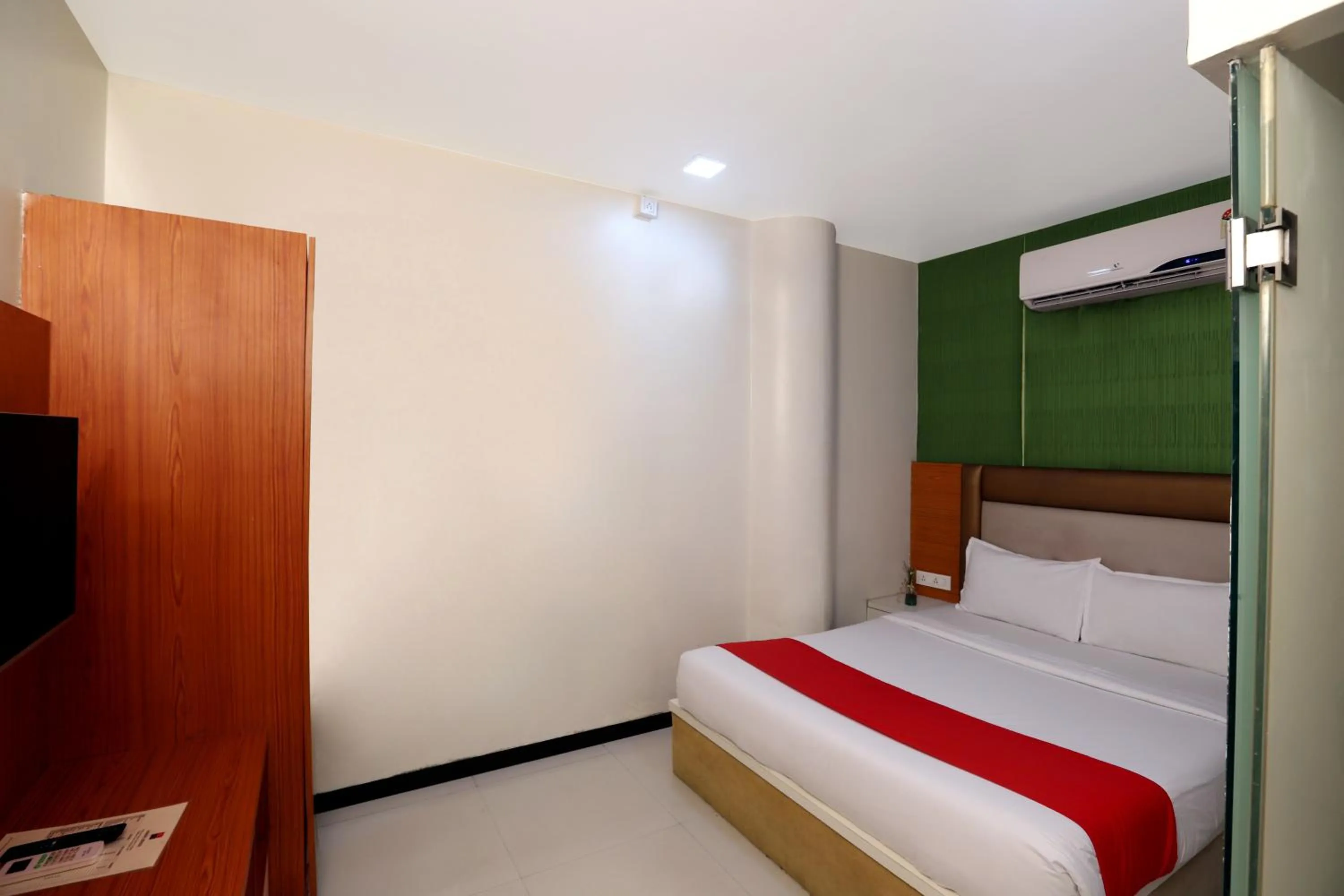 Bedroom, Bed in Hotel Elite Continental- Near Mumbai International Airport Andheri East