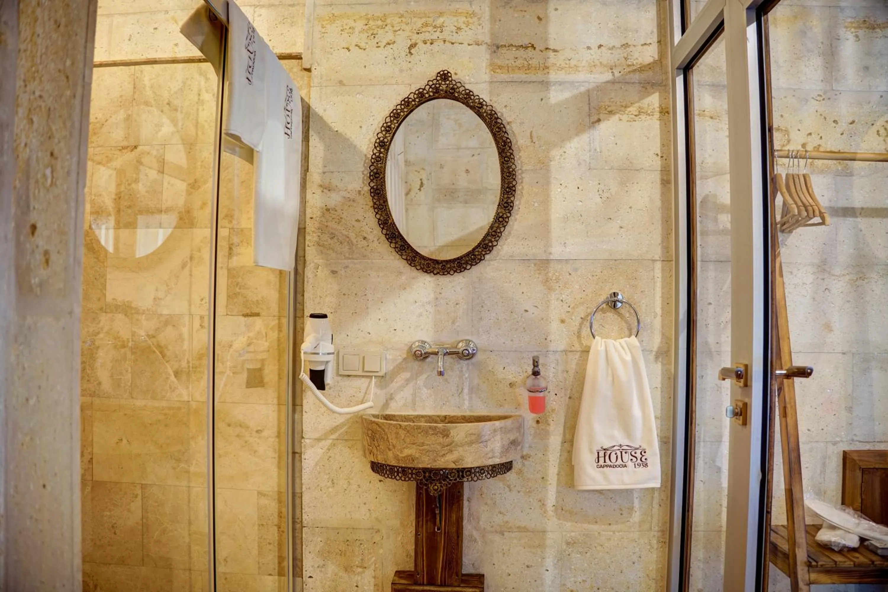 Bathroom in House 1938 Special Cave Hotel