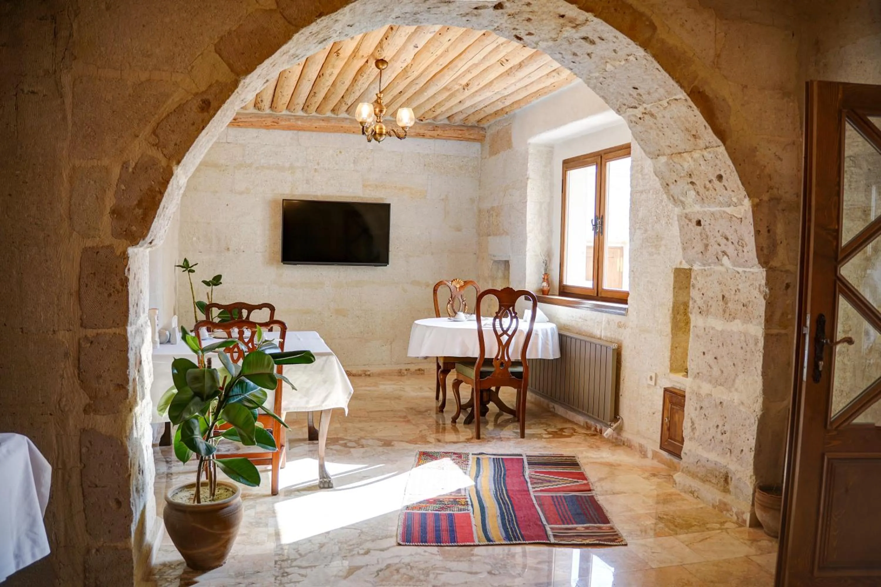 Restaurant/places to eat in House 1938 Special Cave Hotel