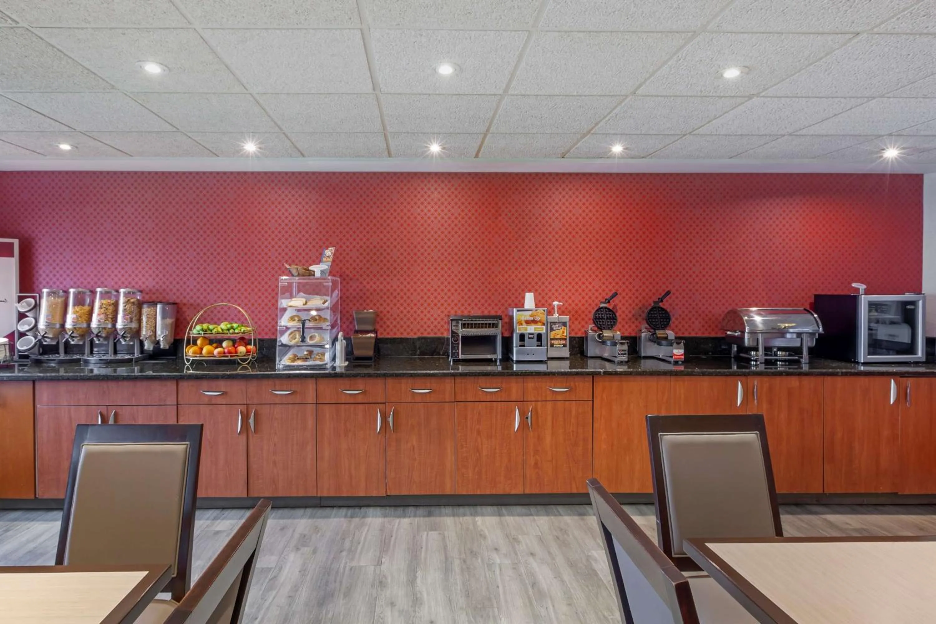 Breakfast in Best Western Plus Burlington Inn & Suites