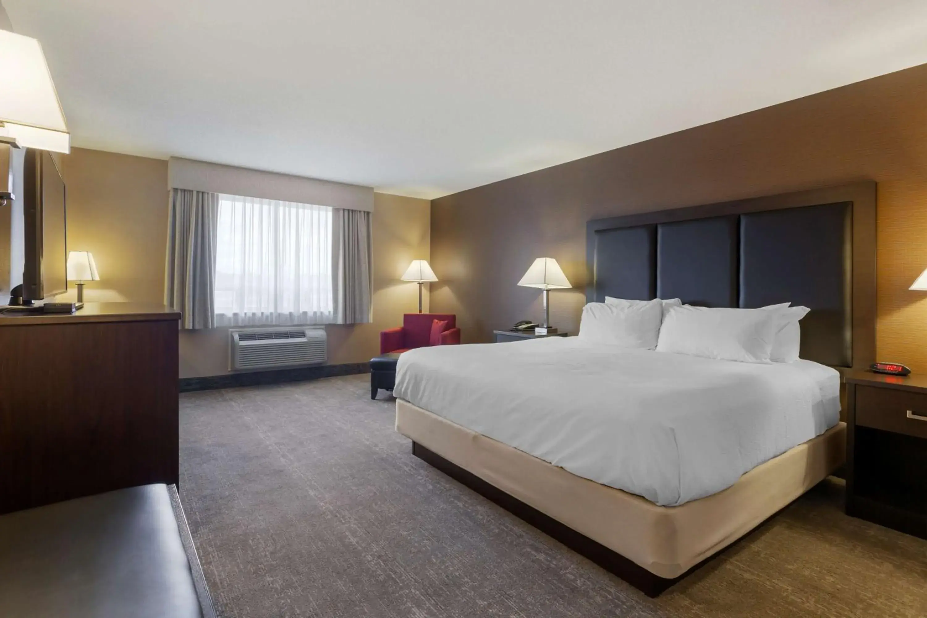 Executive King Room with Walk-In Shower - Disability Access/Non-Smoking in Best Western Plus Burlington Inn & Suites Executive King Room with Walk-In Shower - Disability Access/Non-Smoking in Best Western Plus Burlington Inn & Suites