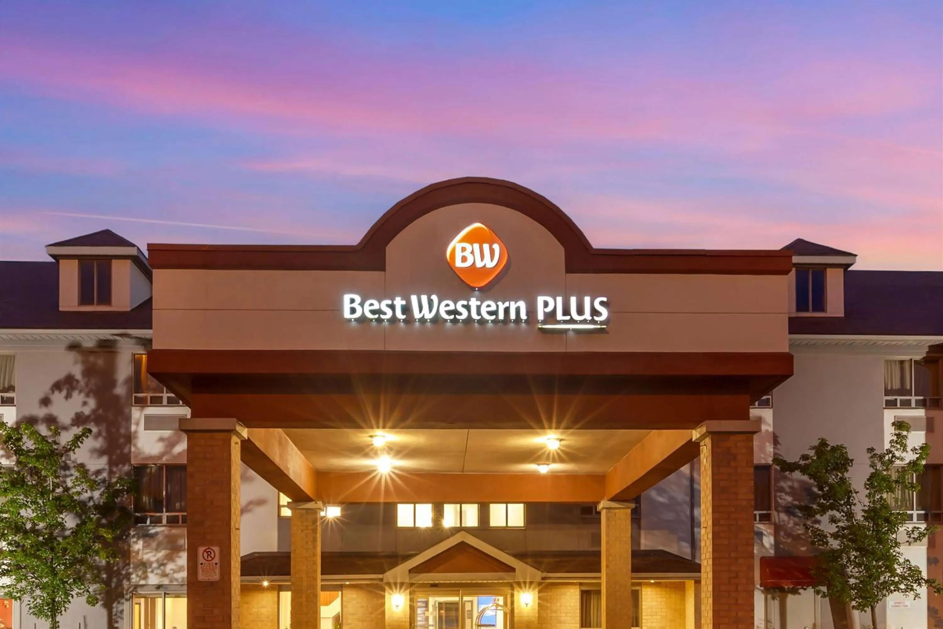 Property building in Best Western Plus Burlington Inn & Suites