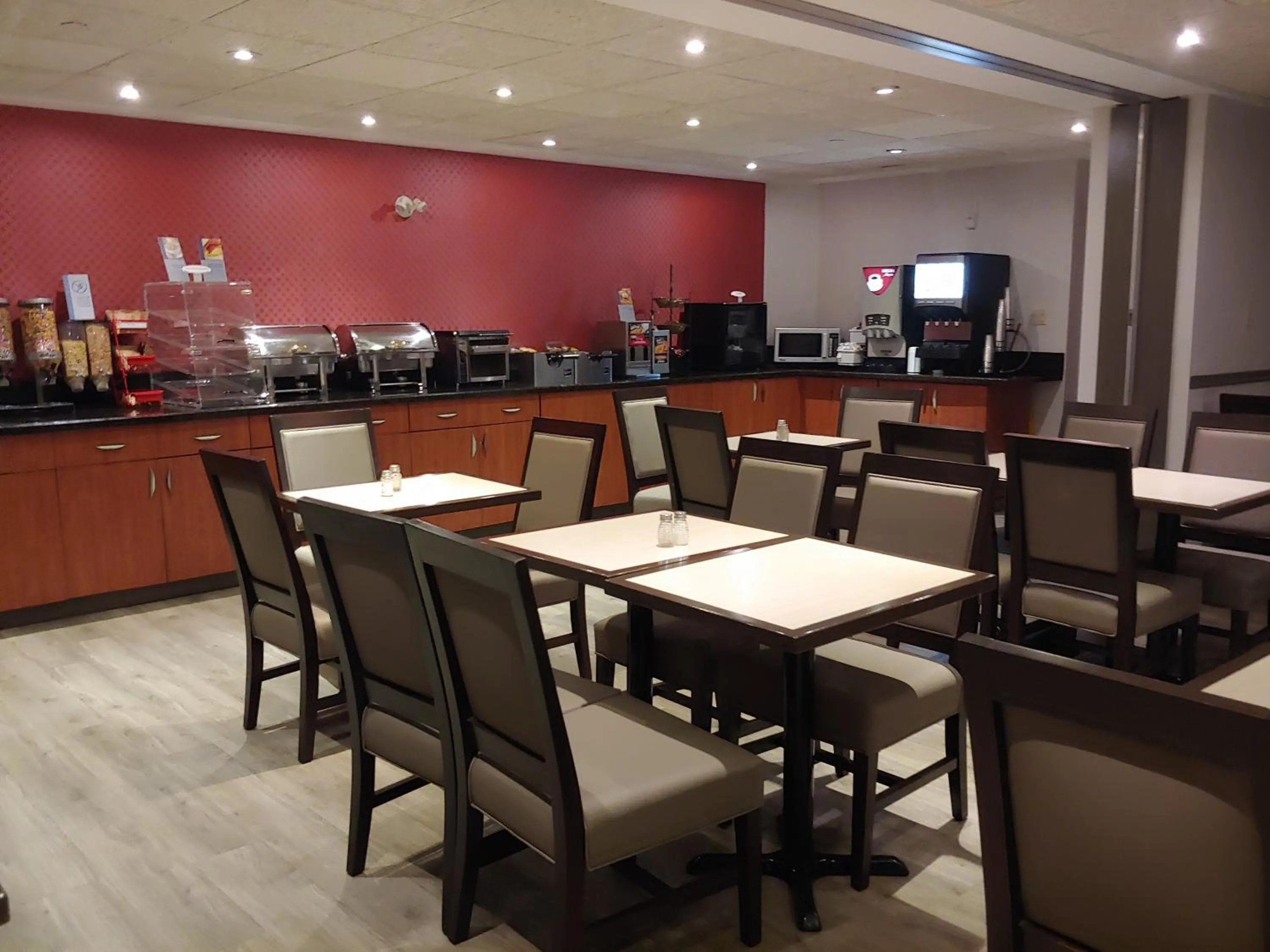 Dining area in Best Western Plus Burlington Inn & Suites
