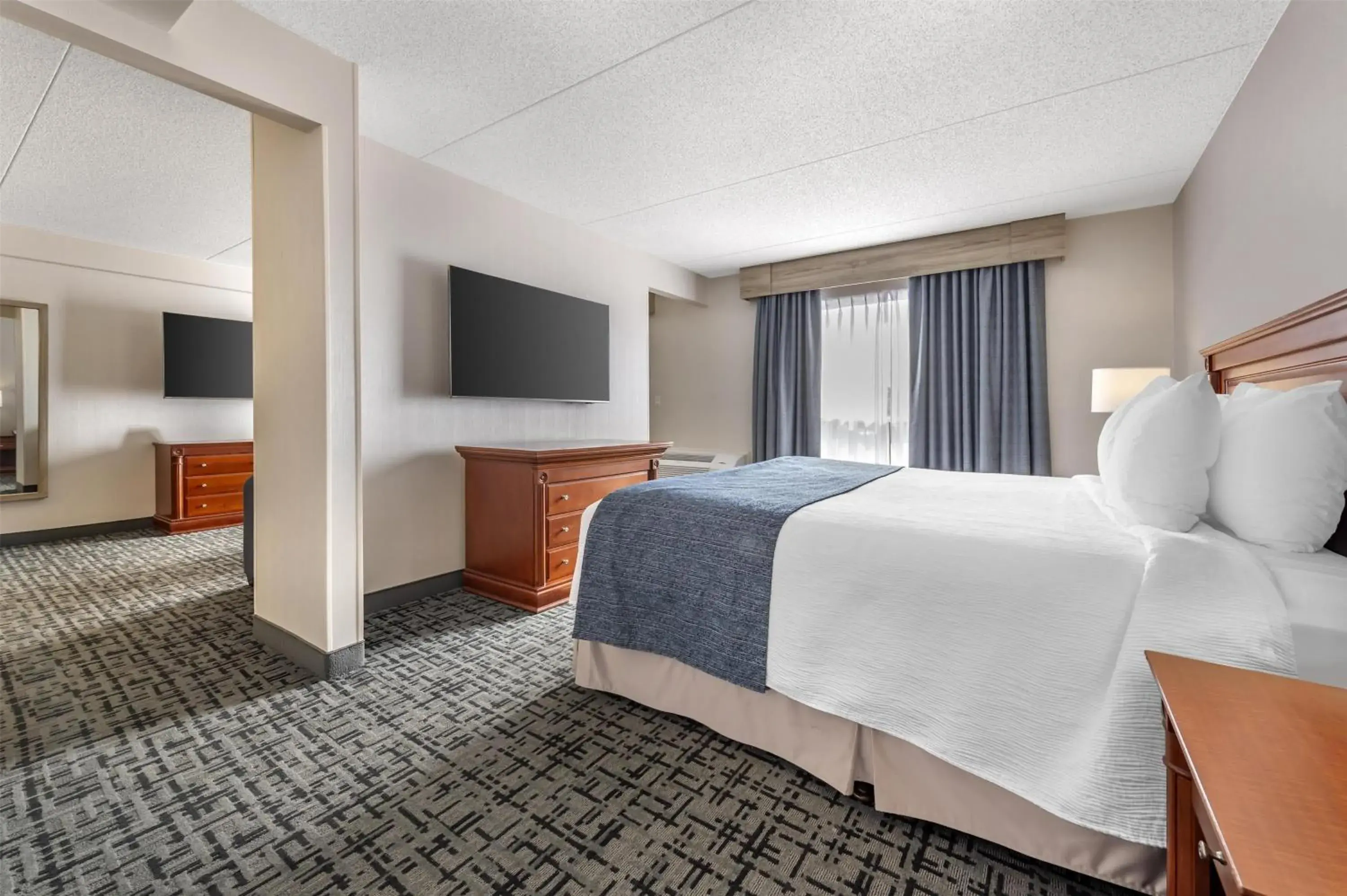 King Suite with Roll-In Shower and Balcony - Disability Access in Best Western Hotel Brossard King Suite with Roll-In Shower and Balcony - Disability Access in Best Western Hotel Brossard