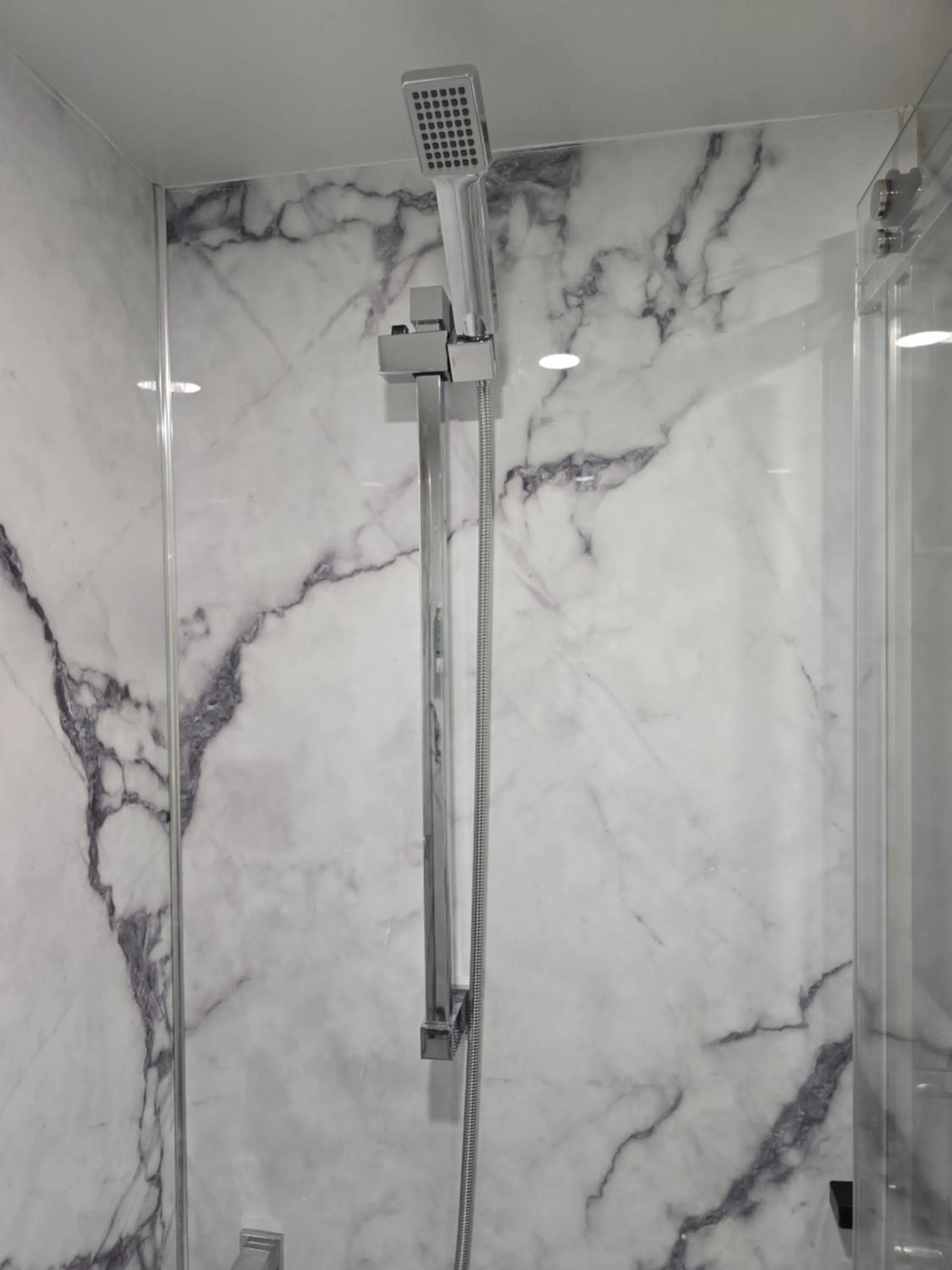 Shower in Best Western Hotel Brossard