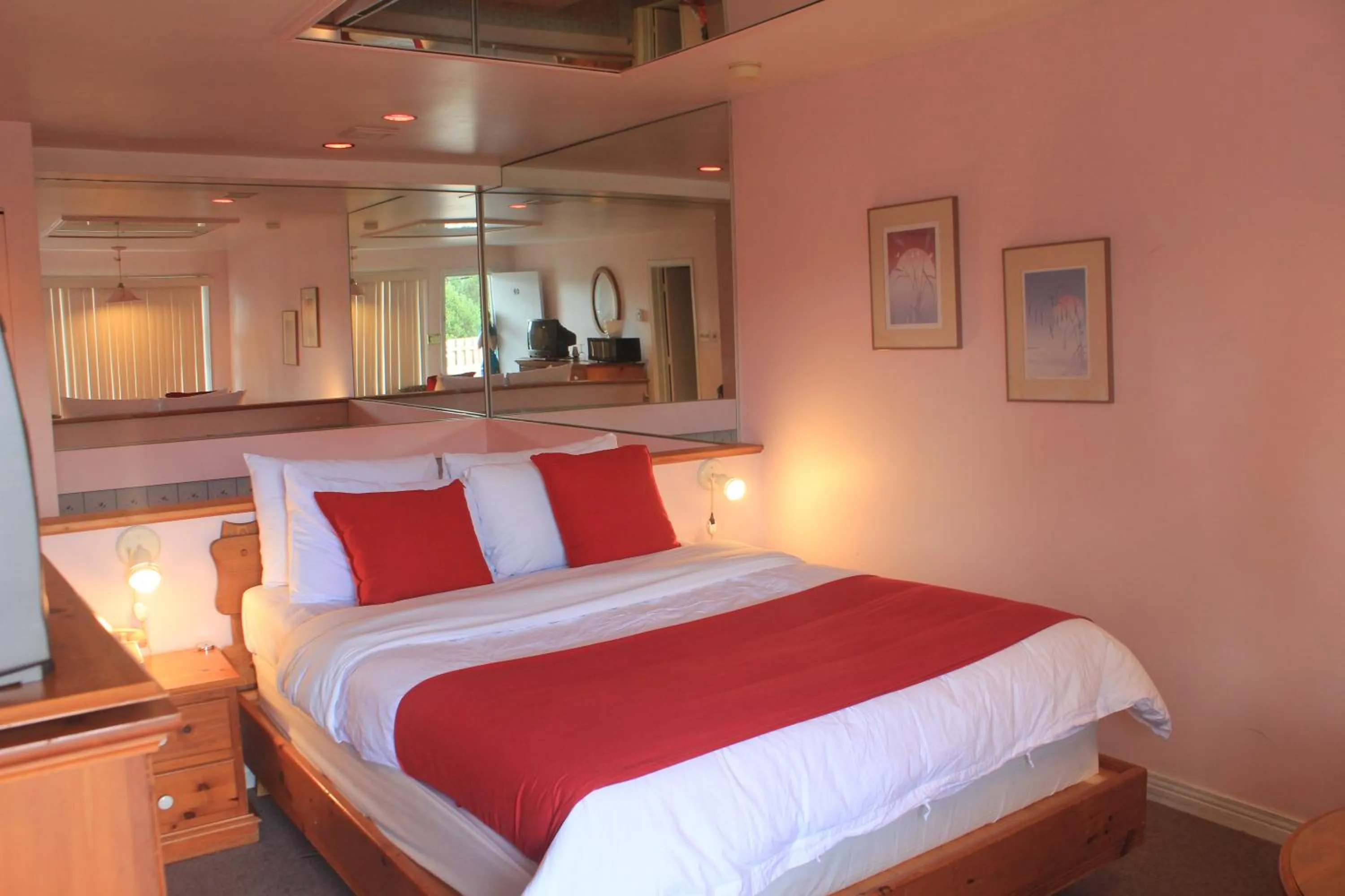 Bedroom, Bed in Motel Des Pays D'En Haut