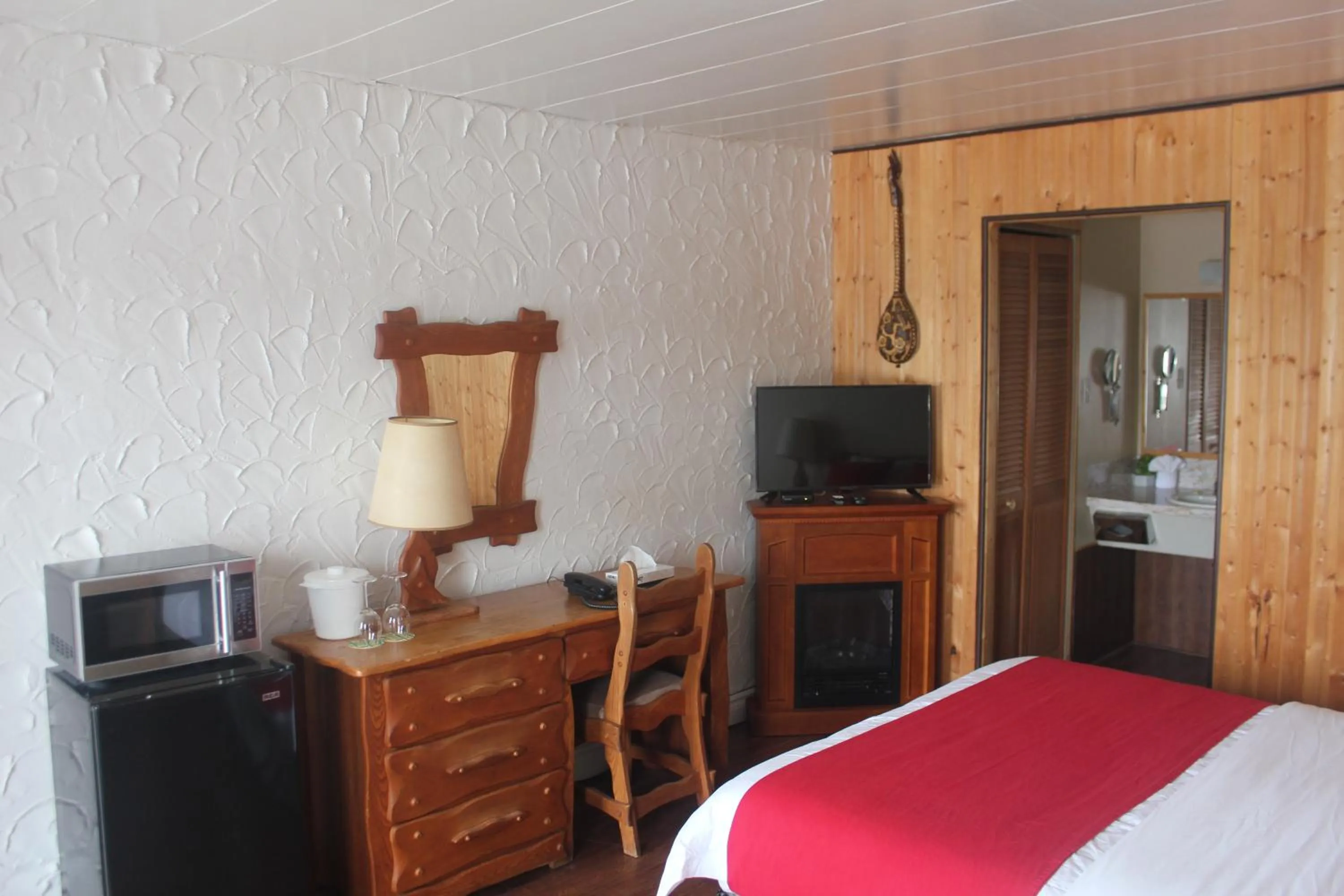 Bedroom, Bed in Motel Des Pays D'En Haut