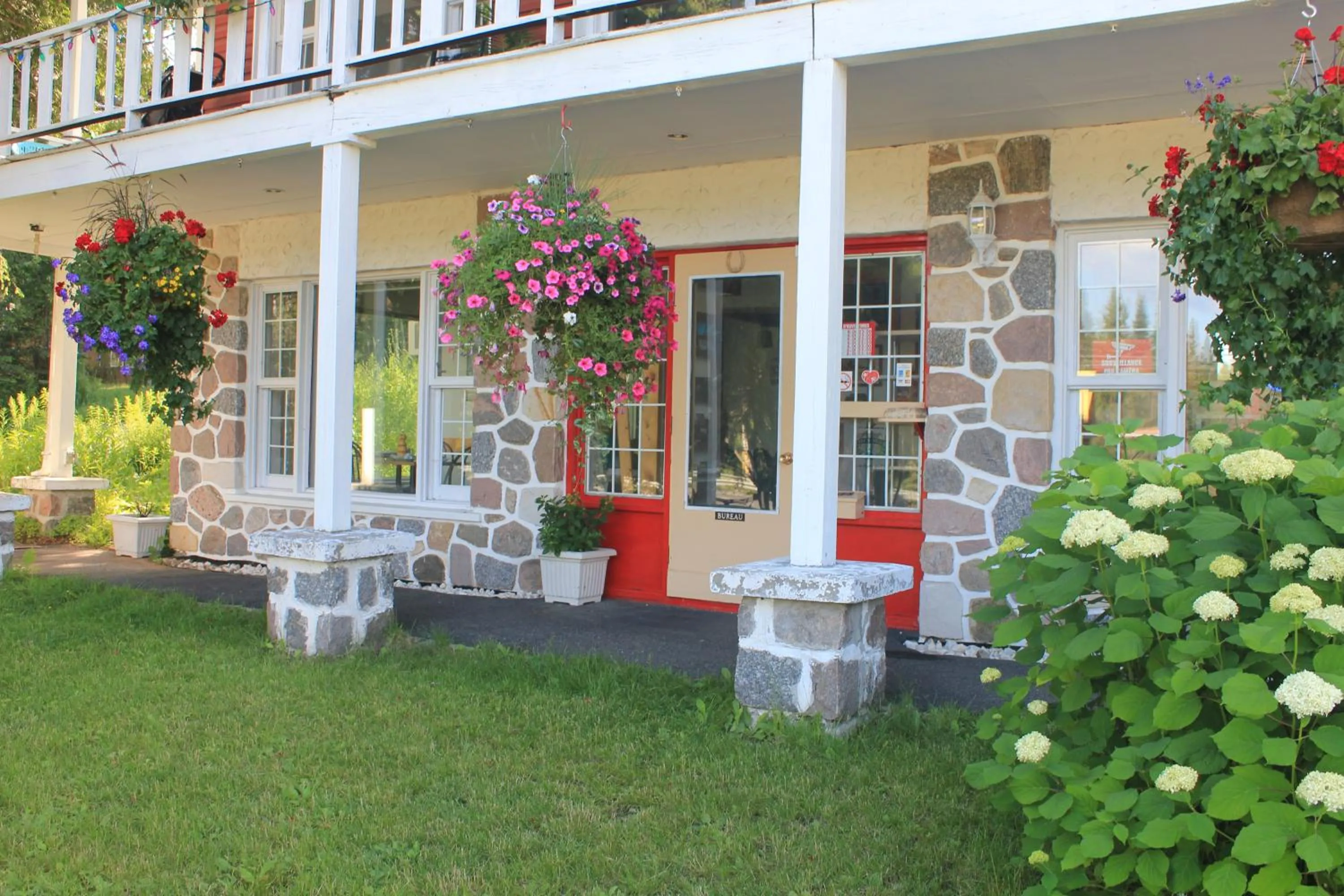 Garden view in Motel Des Pays D'En Haut