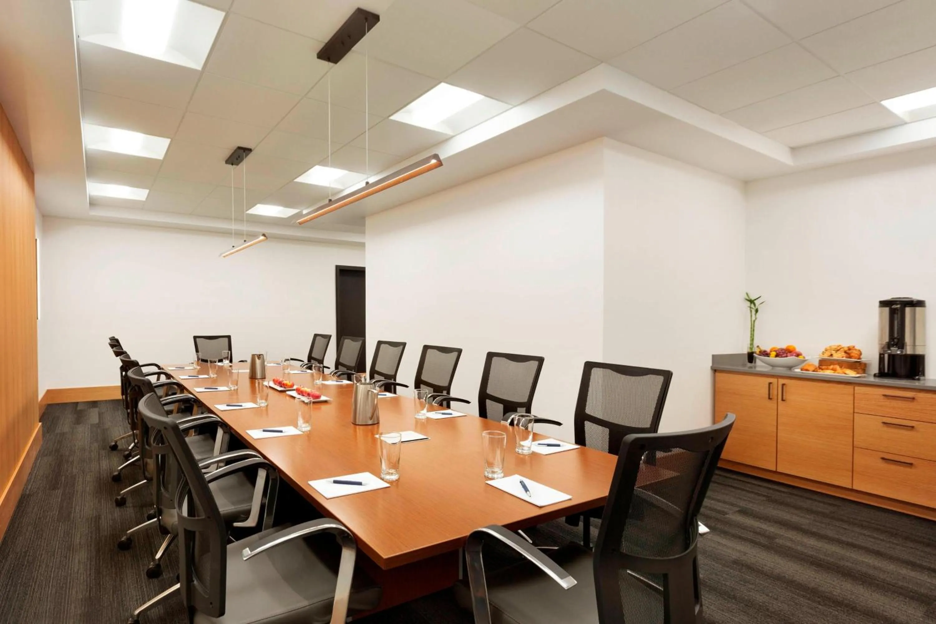 Meeting/conference room in Hotel PUR, Quebec, a Tribute Portfolio Hotel