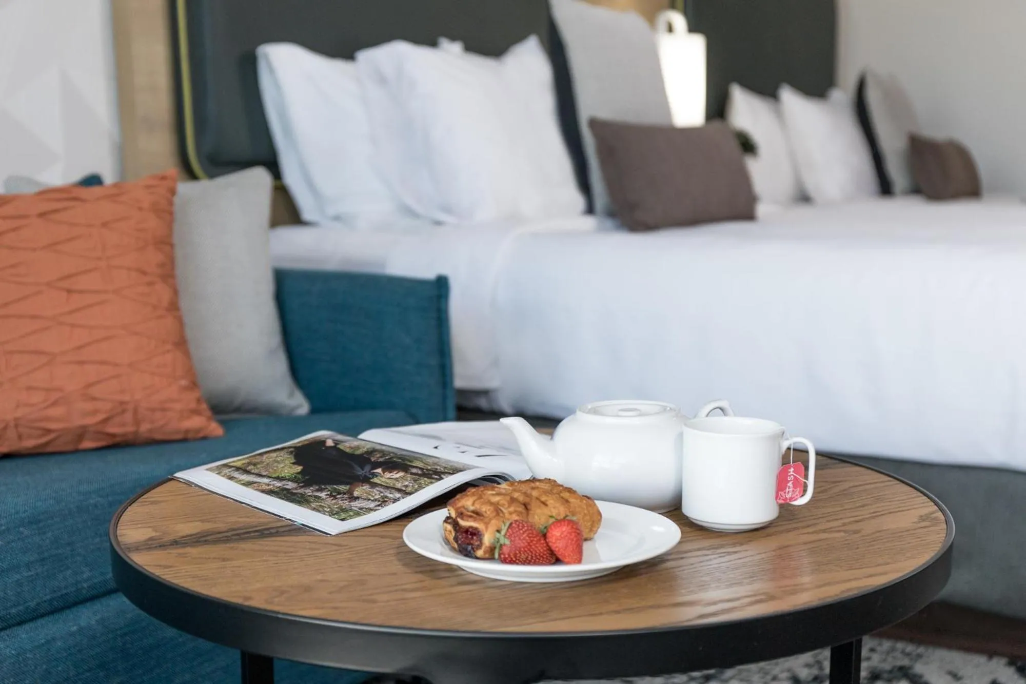 Seating area, Bed in The Crystal Lodge