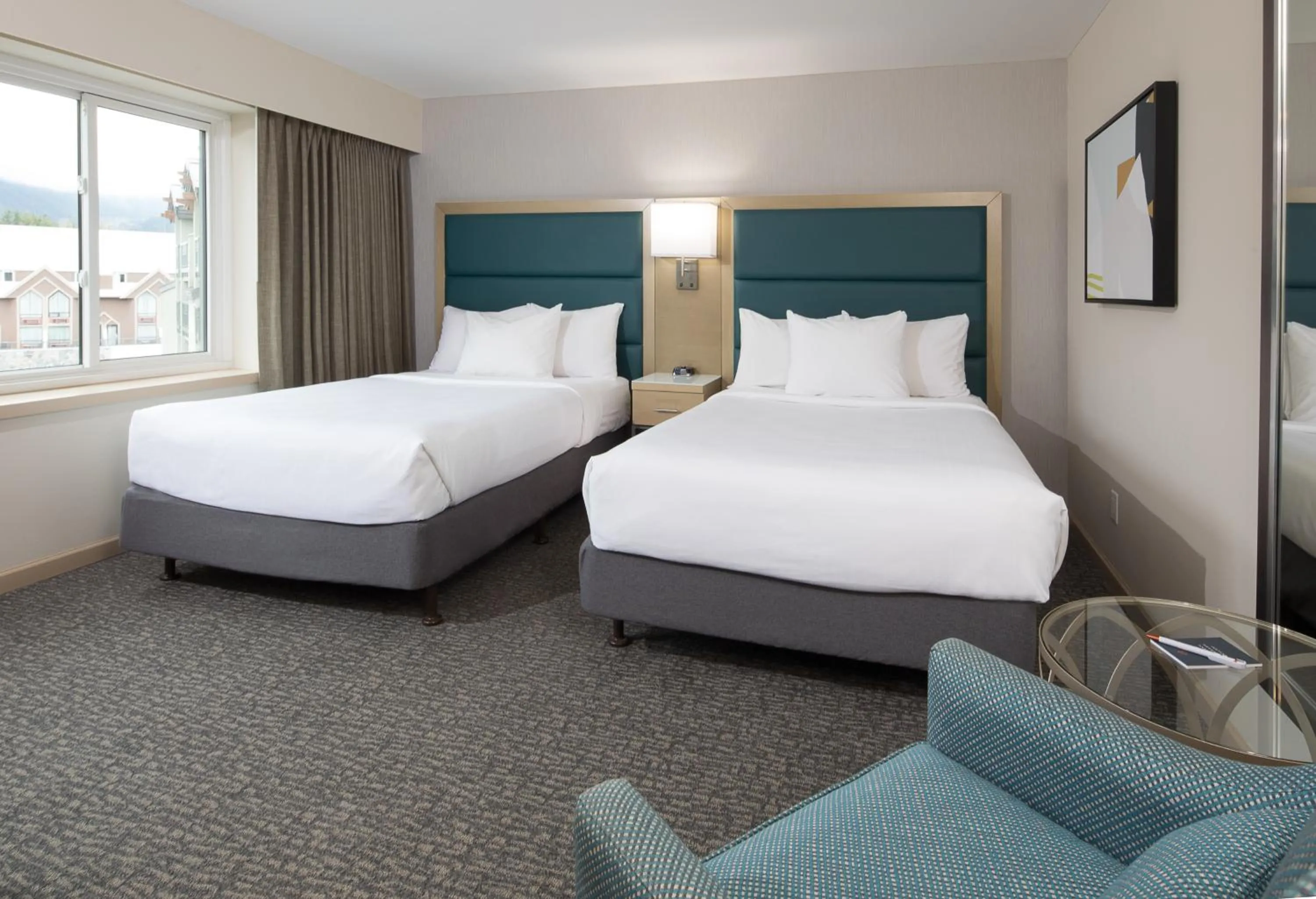 Photo of the whole room, Bed in The Crystal Lodge