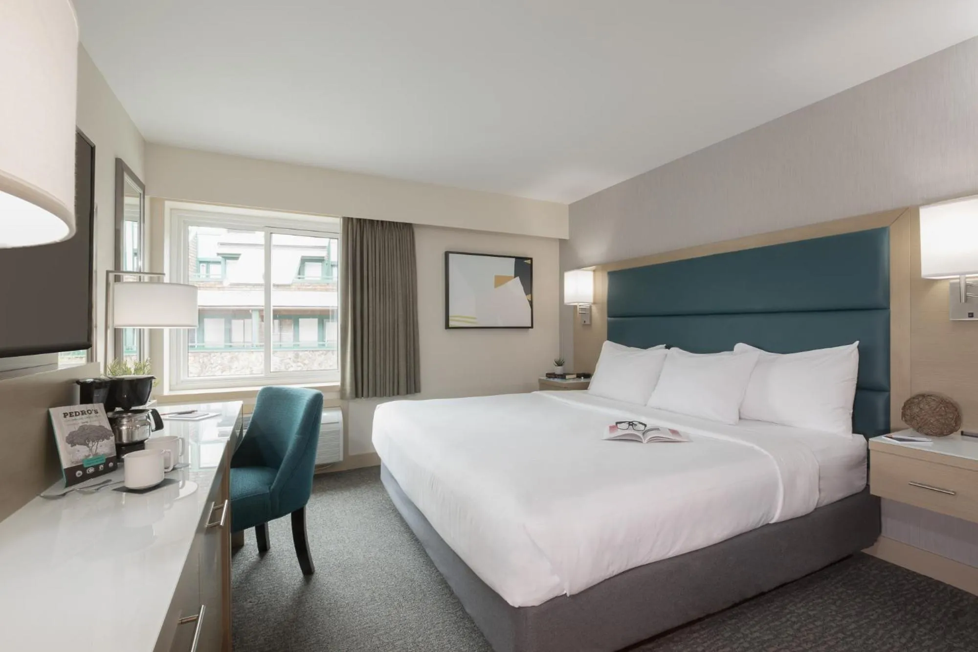 Photo of the whole room, Bed in The Crystal Lodge