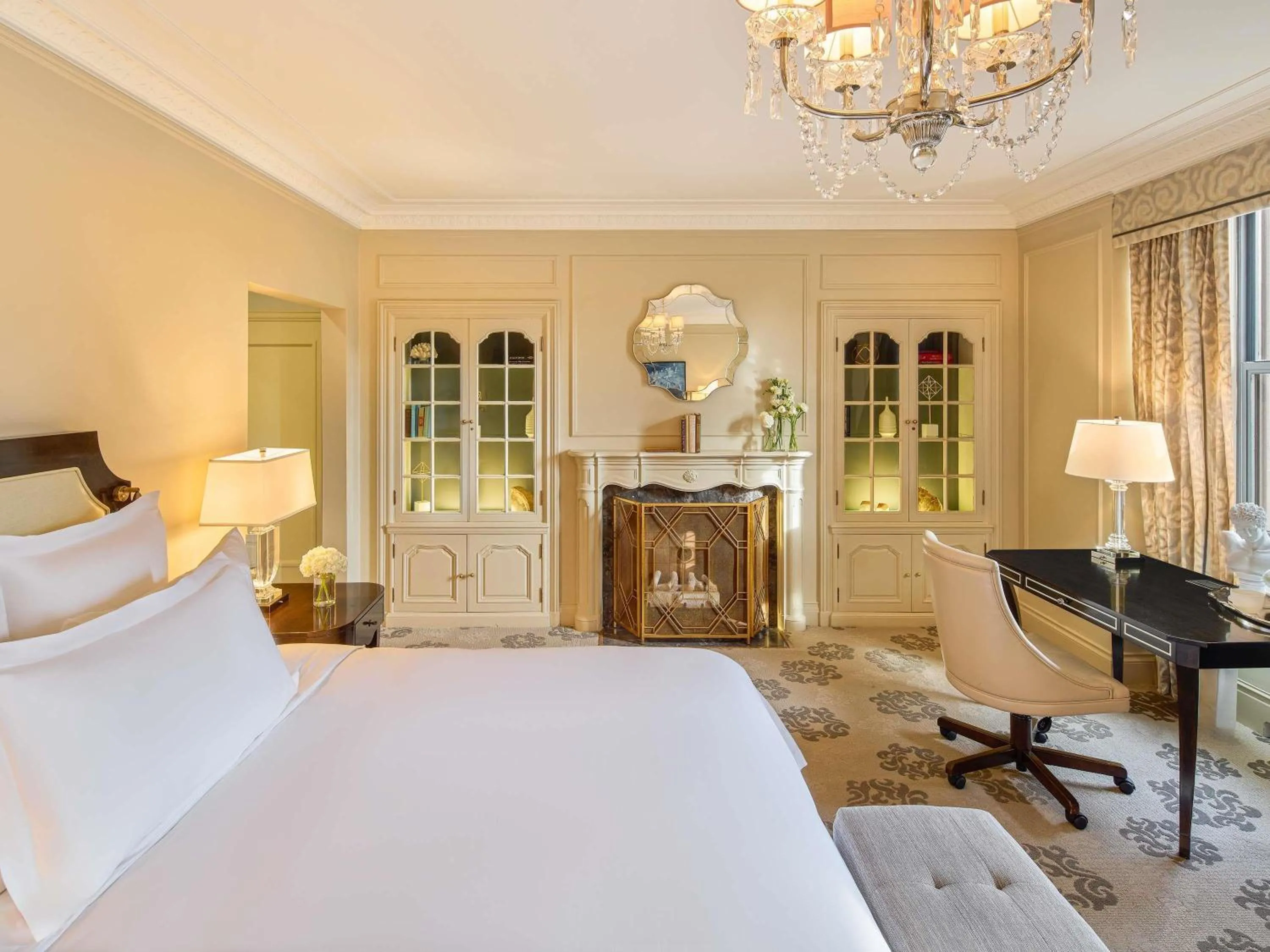 Bedroom, Bed in Fairmont Hotel Vancouver