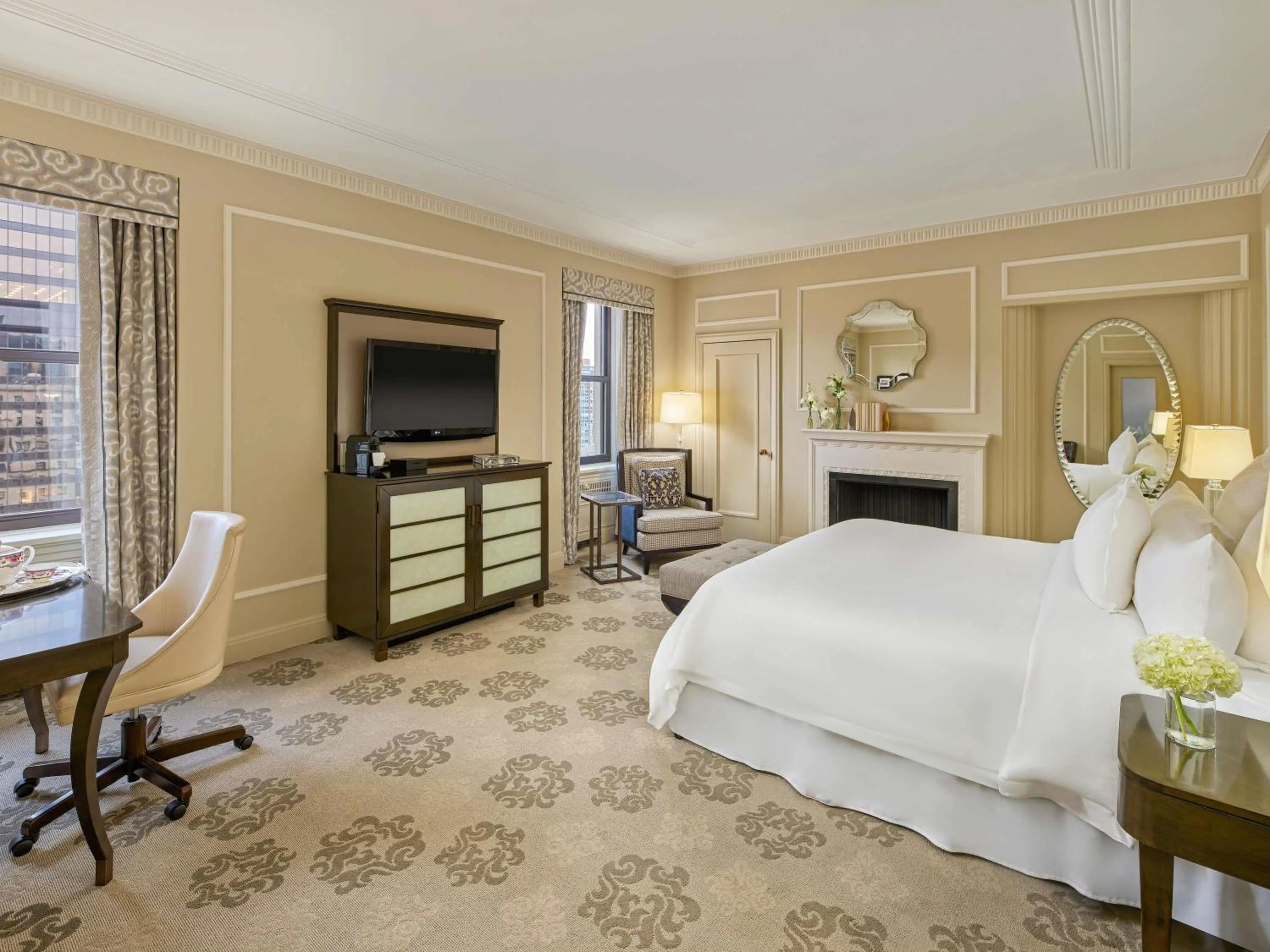 Bedroom, Bed in Fairmont Hotel Vancouver