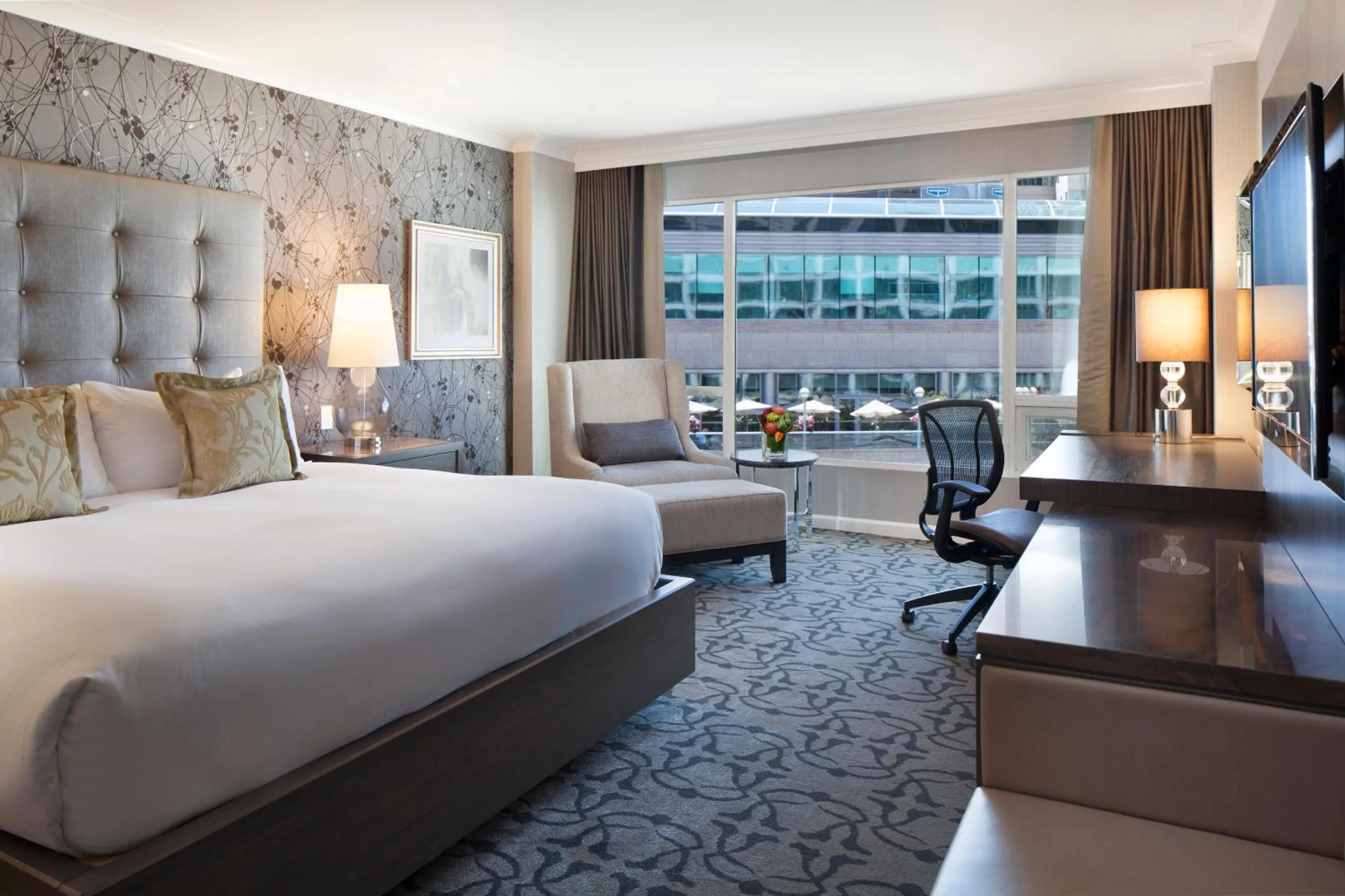 Bedroom, Bed in Fairmont Waterfront