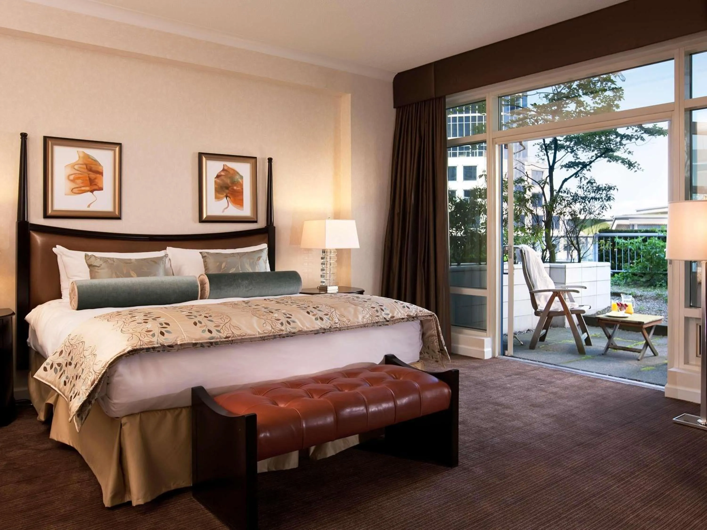 Bedroom, Bed in Fairmont Waterfront