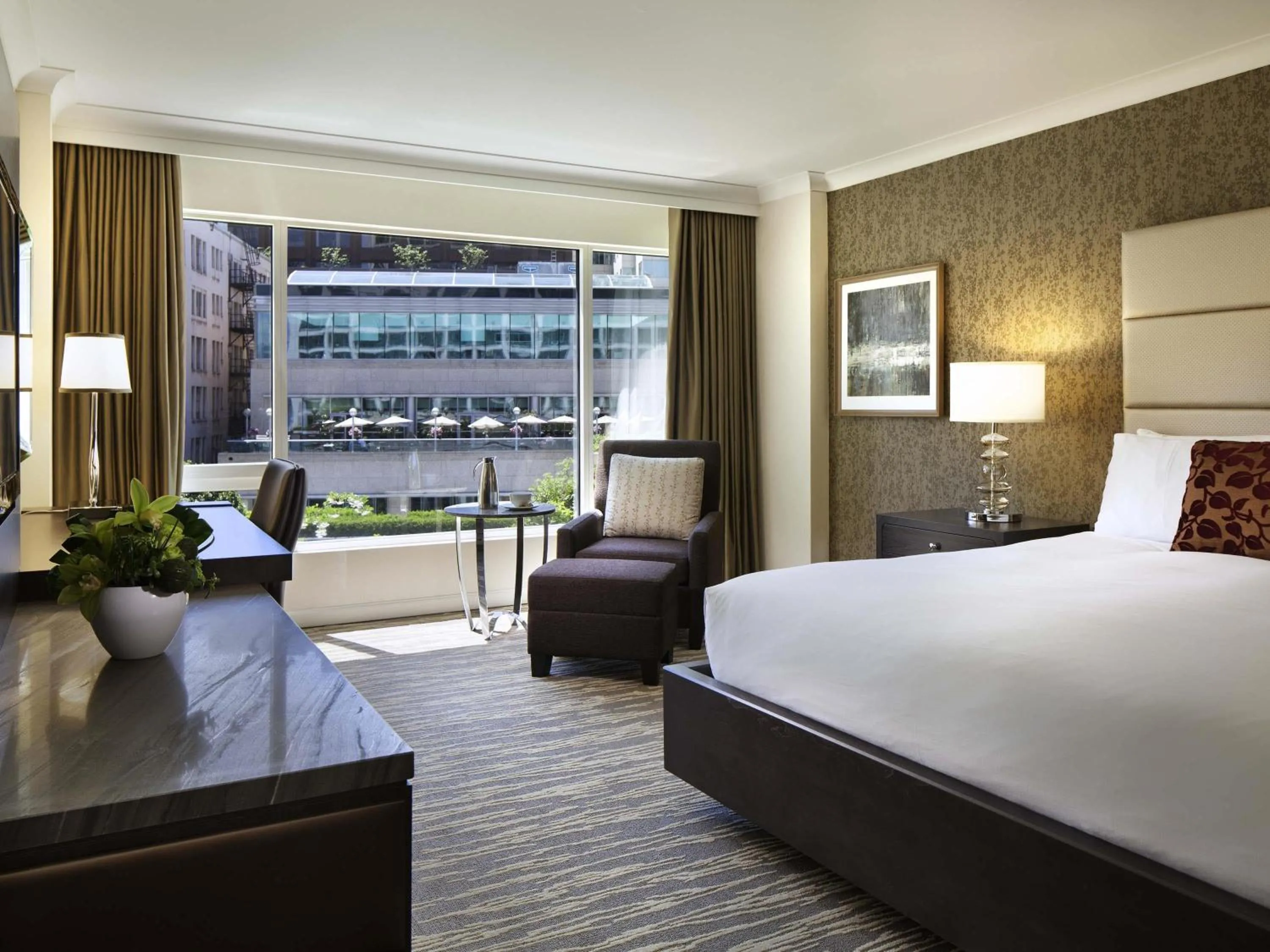 Deluxe City View Room with Queen Bed in Fairmont Waterfront