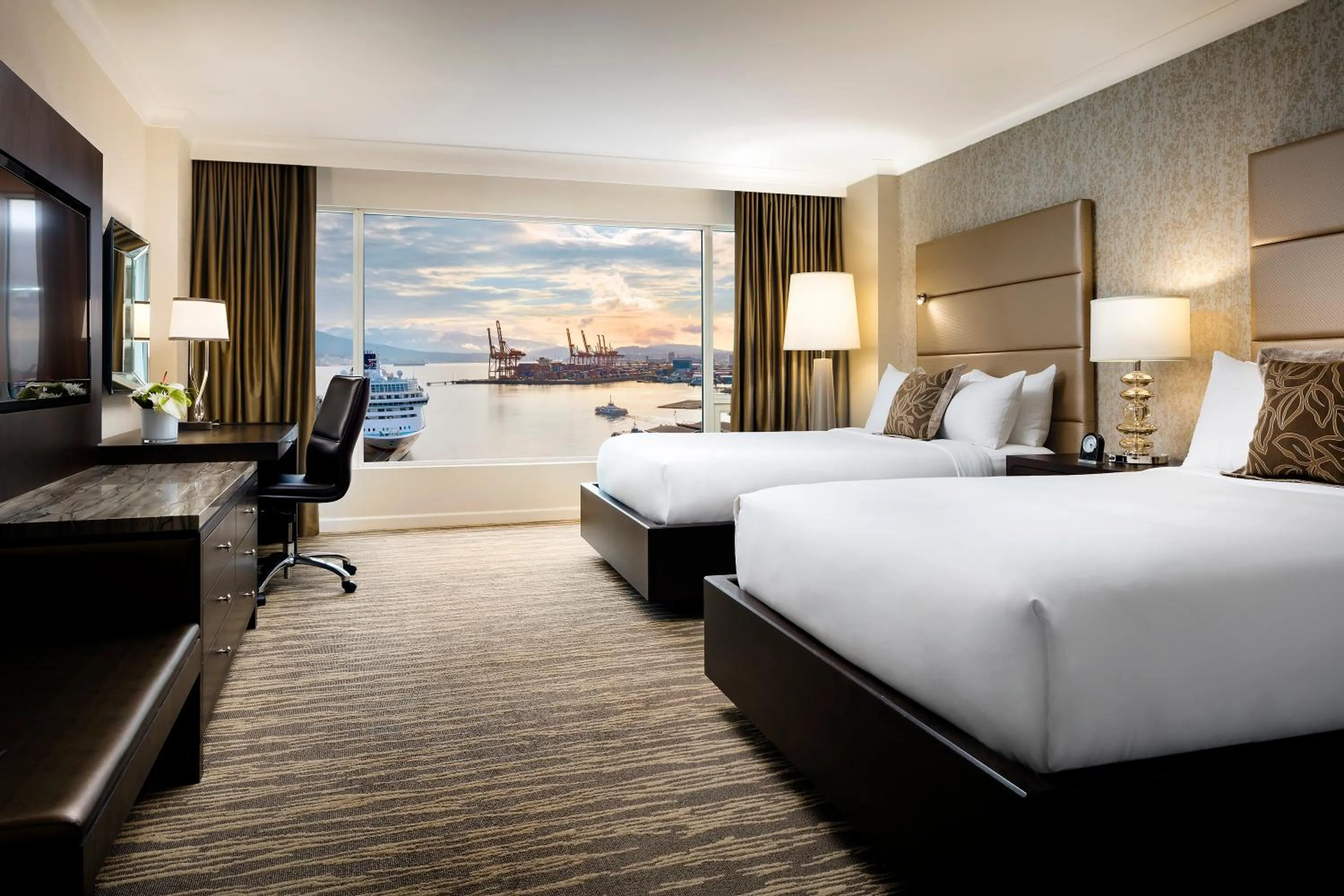 Bedroom, Bed in Fairmont Waterfront
