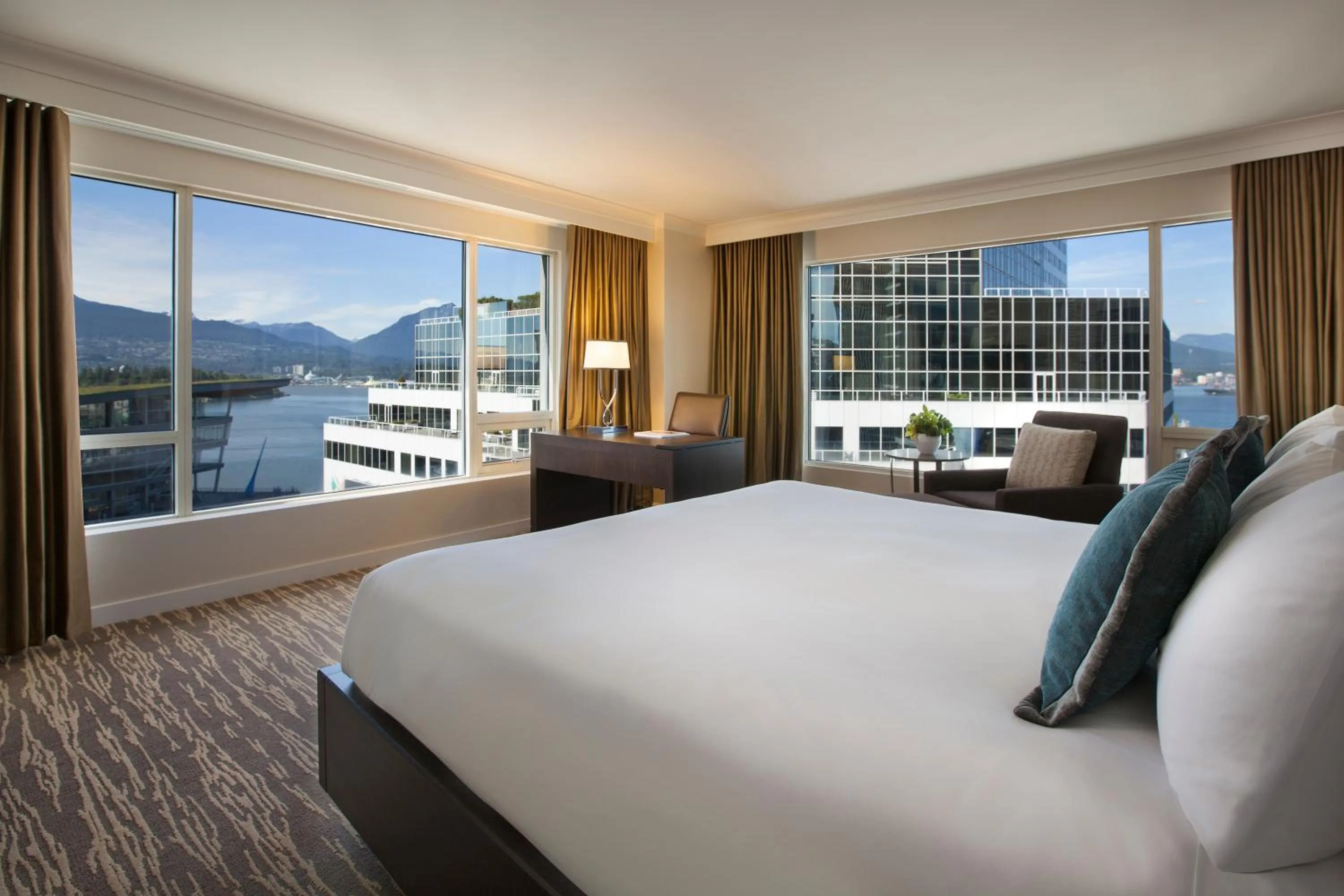 Bed in Fairmont Waterfront