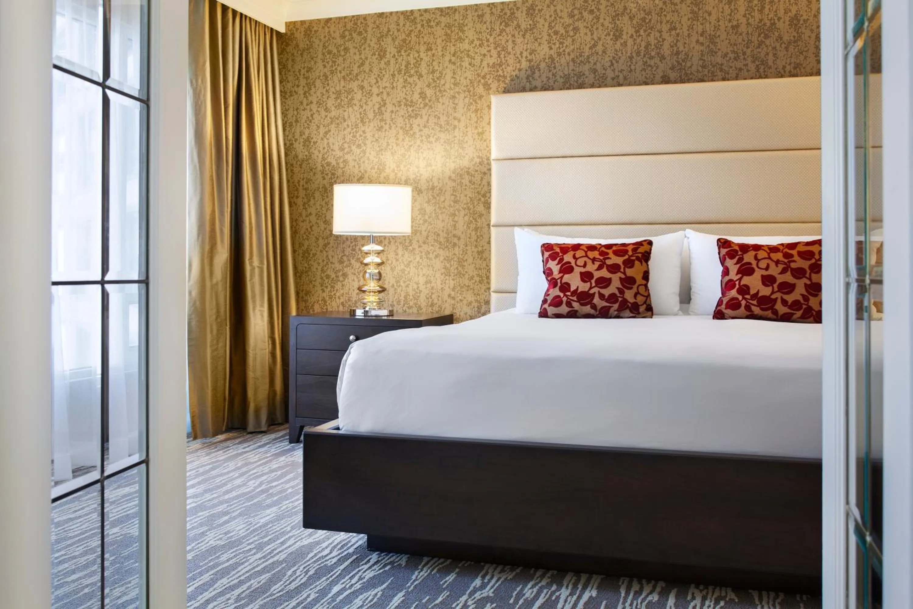 Bed in Fairmont Waterfront