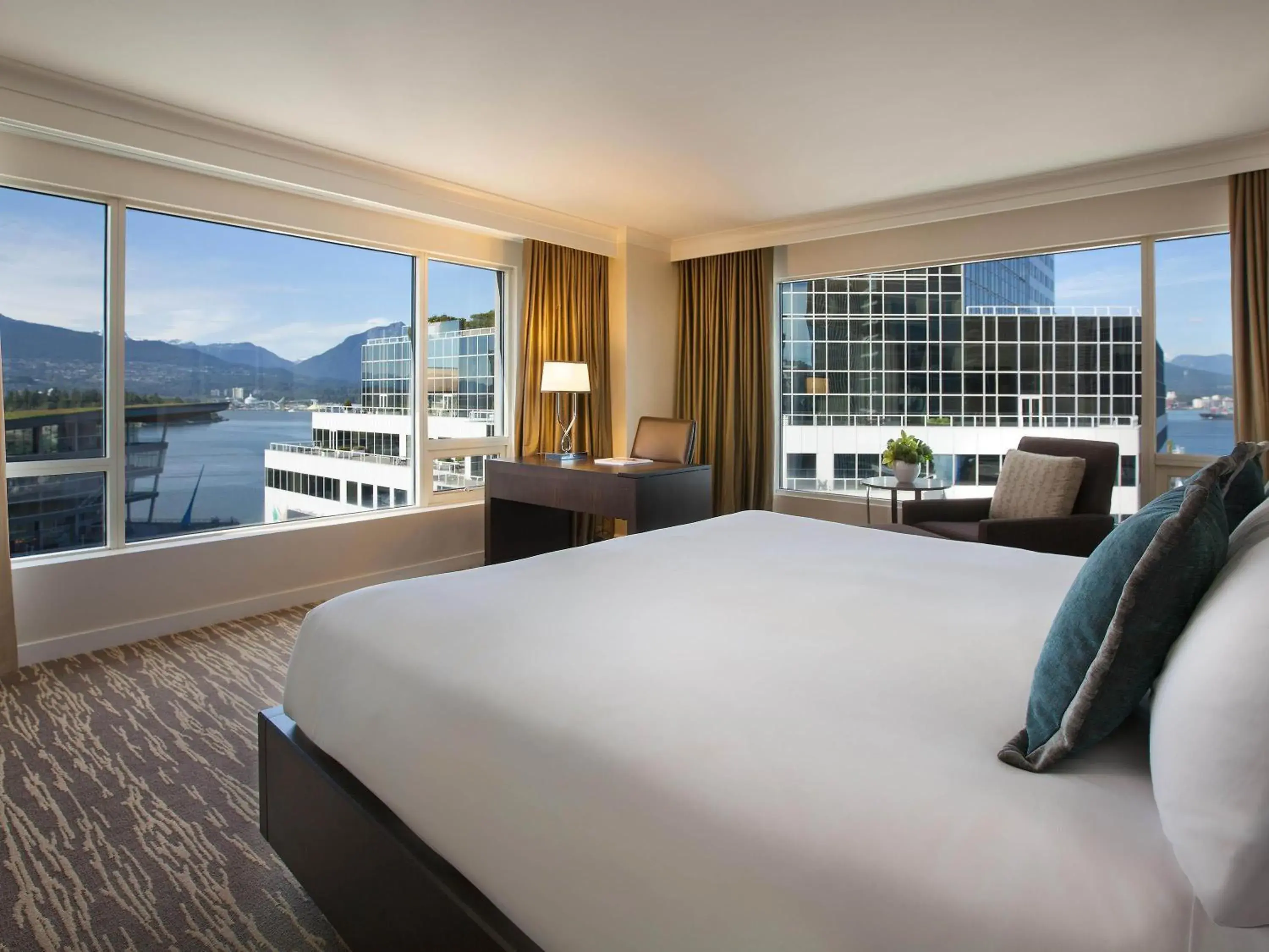 Signature Harbor and Stanley Park View Corner Room with King Bed in Fairmont Waterfront Signature Harbor and Stanley Park View Corner Room with King Bed in Fairmont Waterfront