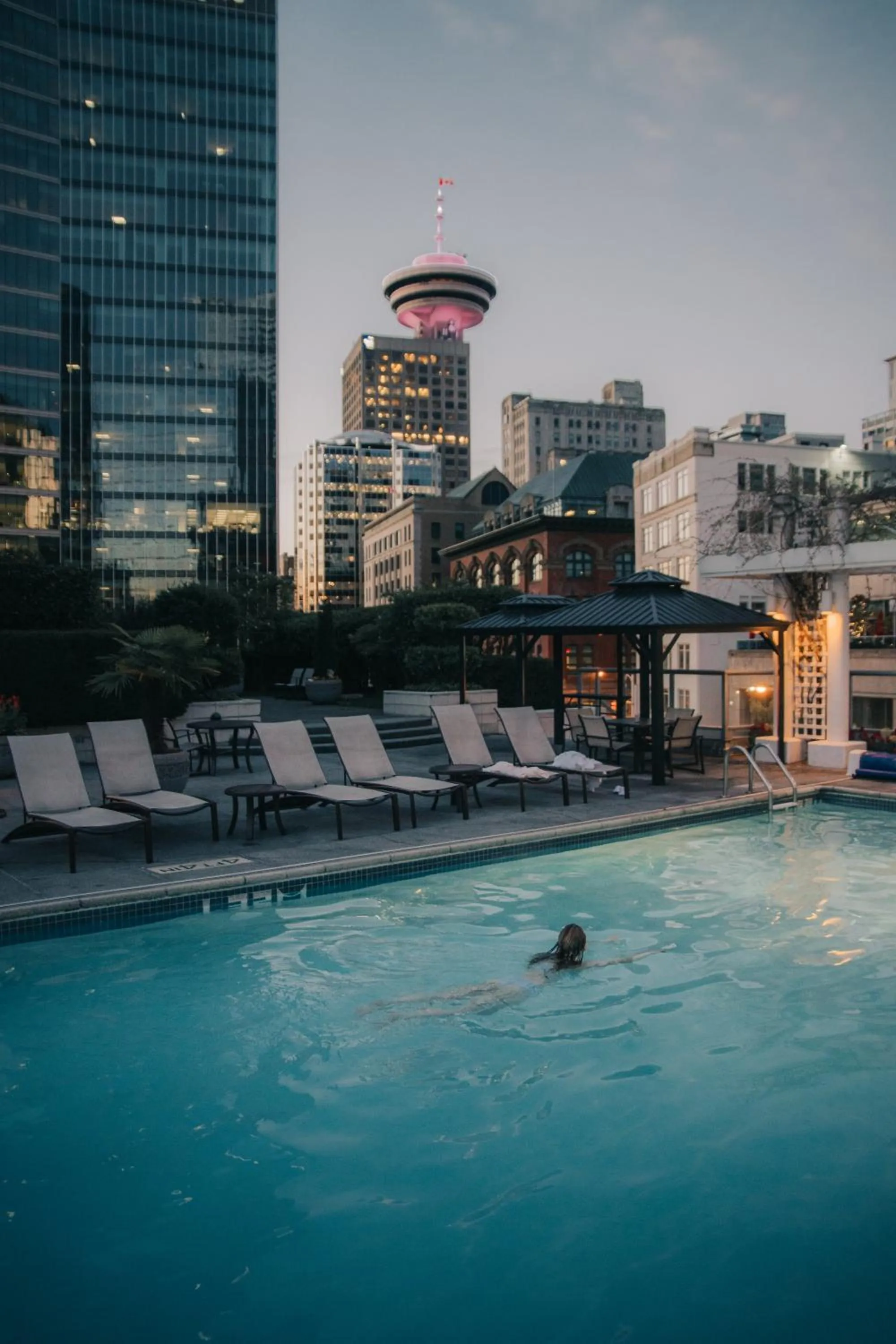 Swimming pool in Fairmont Waterfront