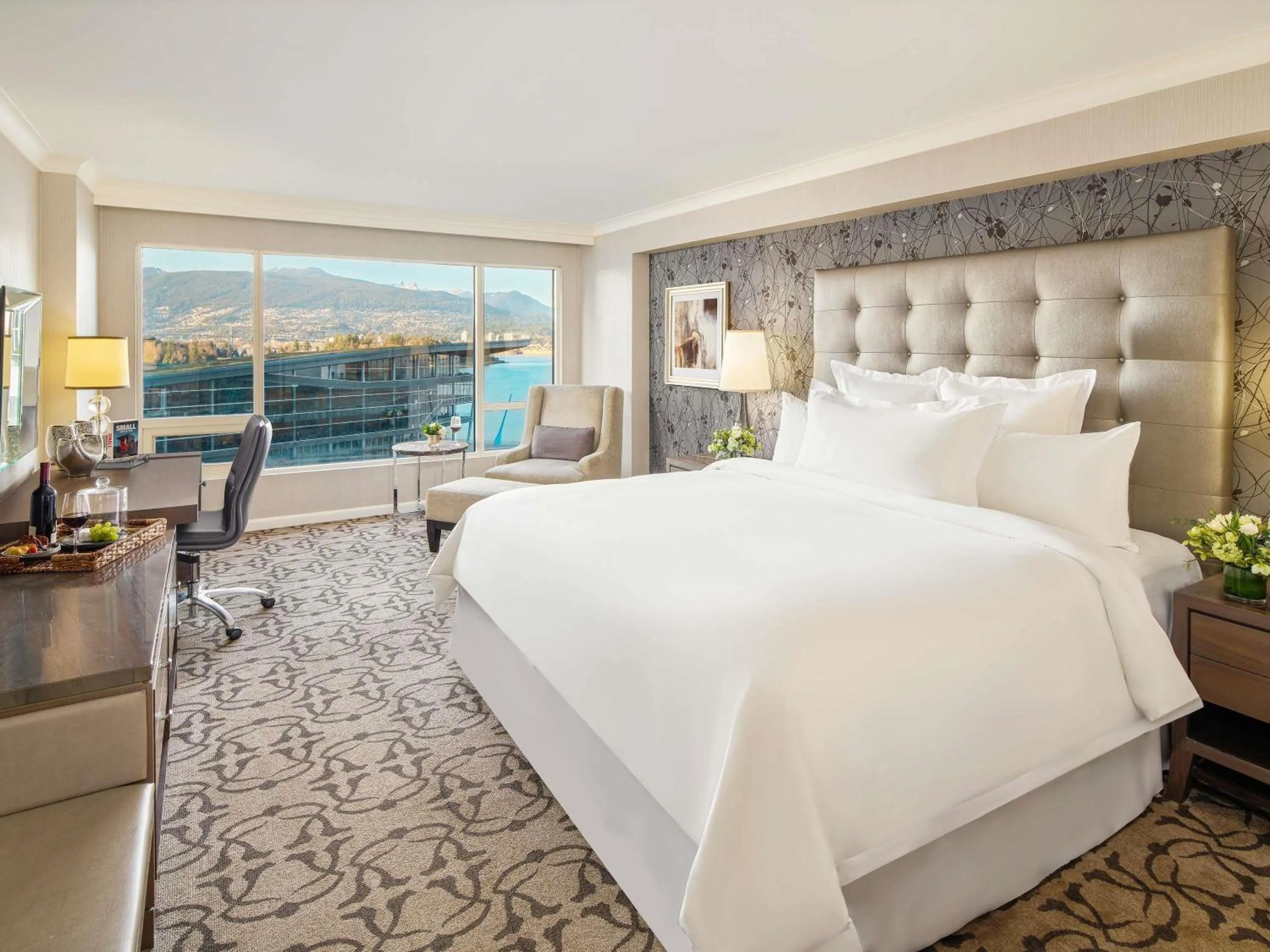 Bedroom, Bed in Fairmont Waterfront