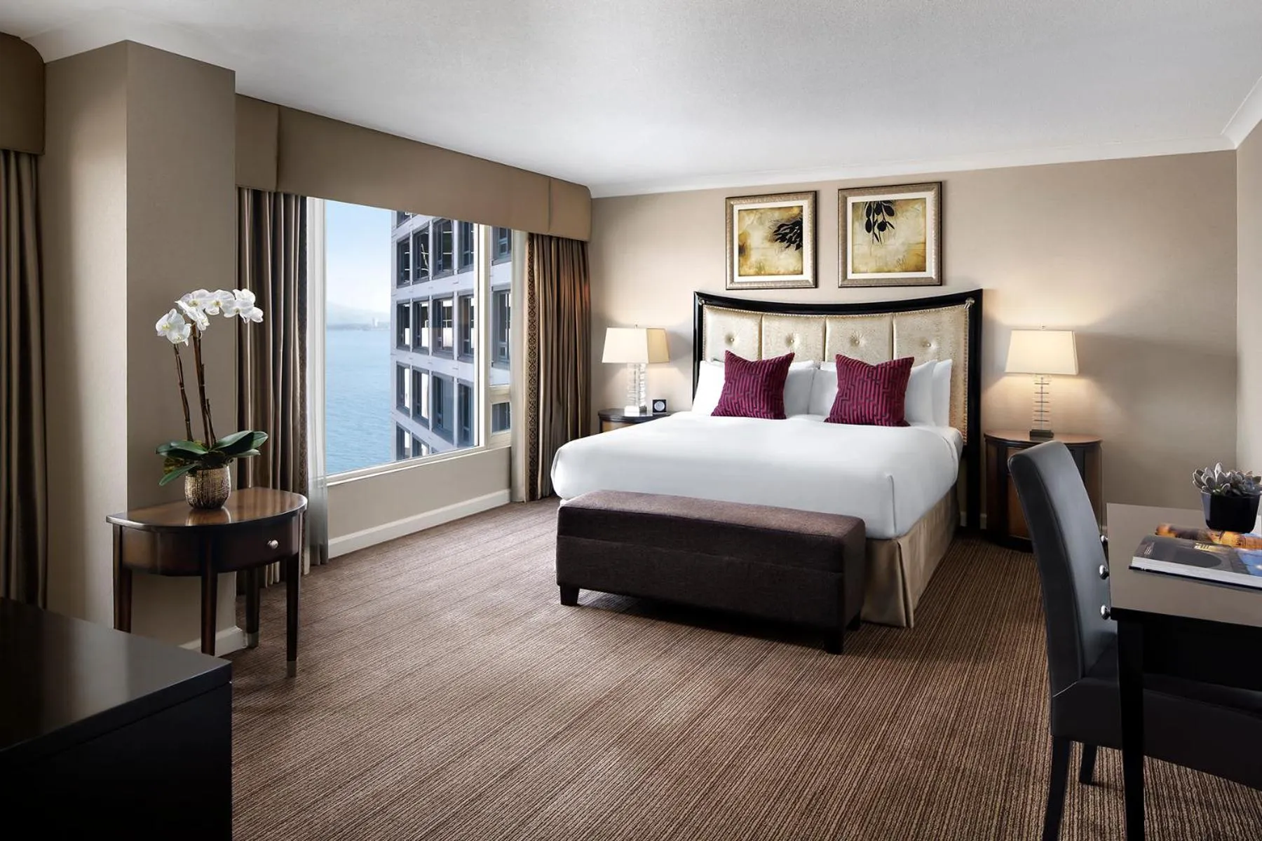 Bedroom, Bed in Fairmont Waterfront