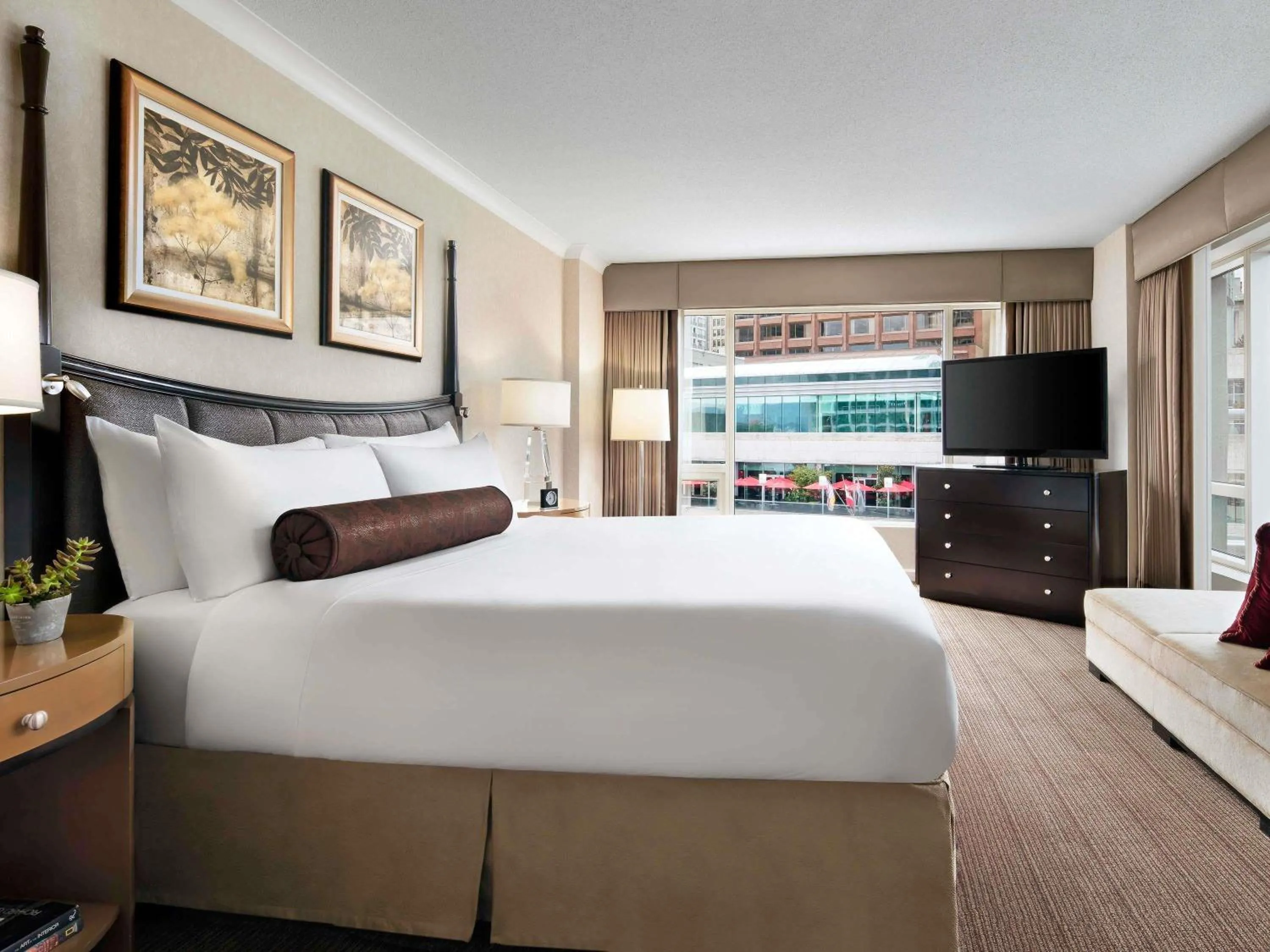 Bedroom, Bed in Fairmont Waterfront