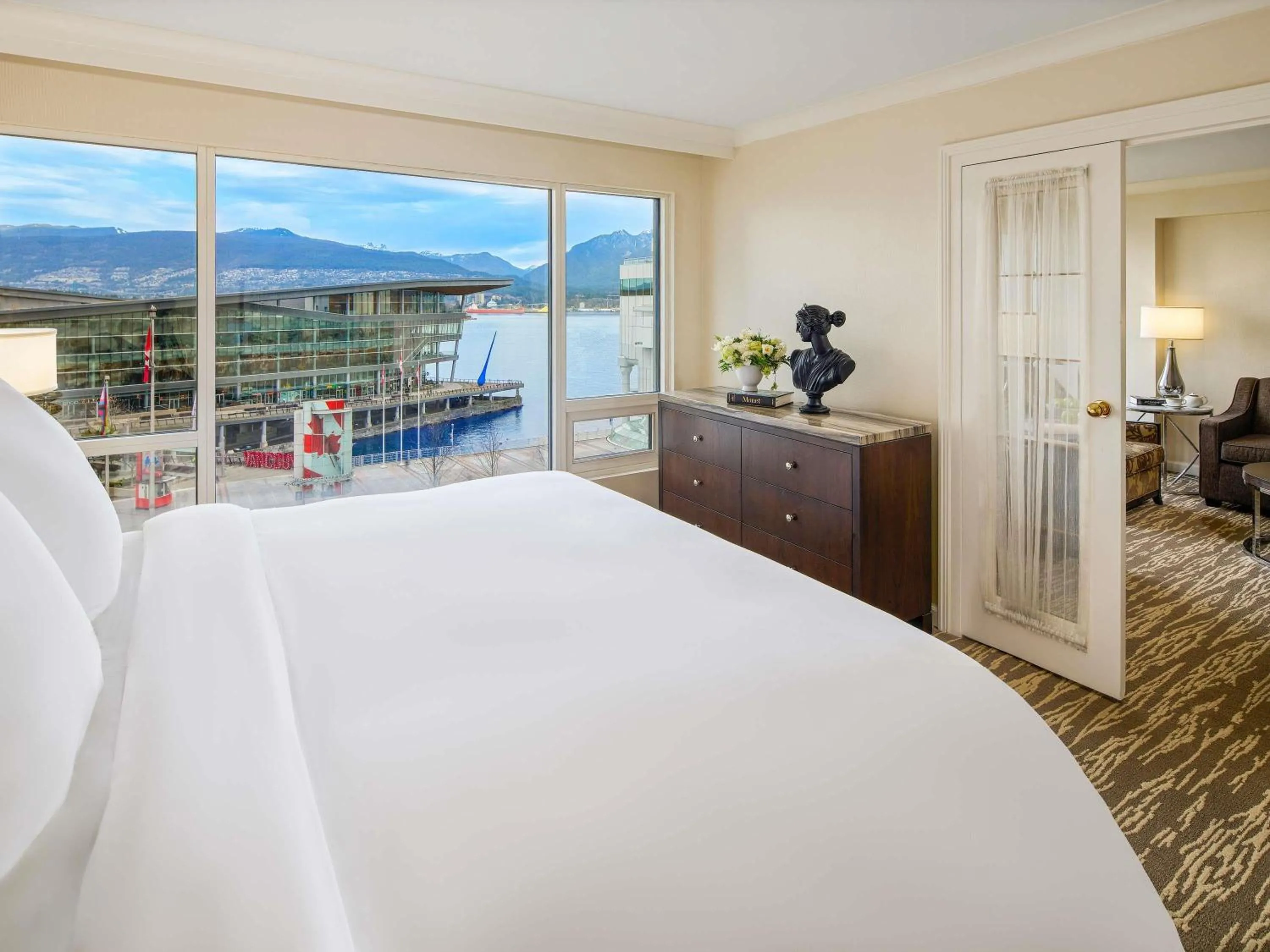 Bedroom, Bed in Fairmont Waterfront