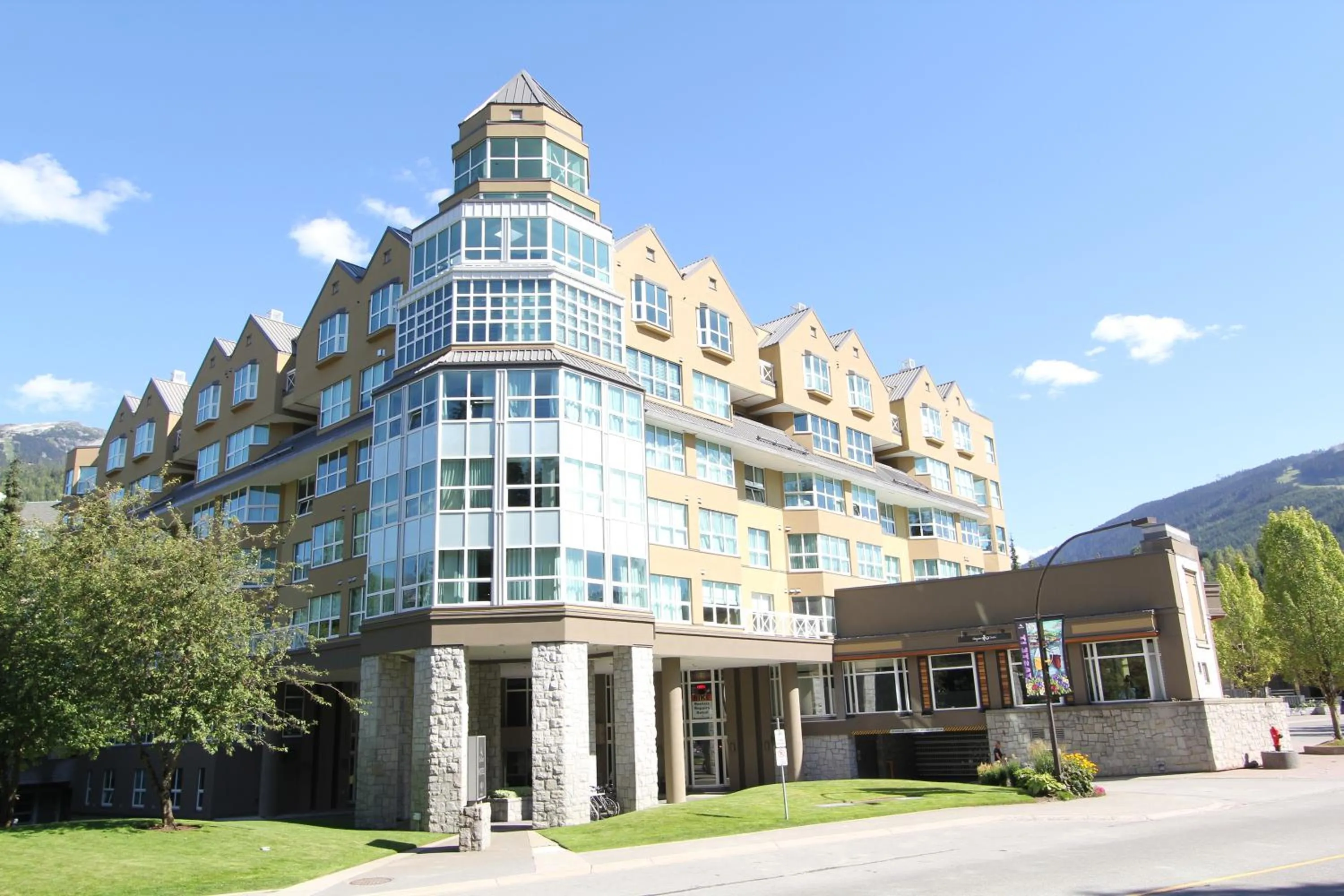 Facade/entrance in Le Chamois by Whistler Premier