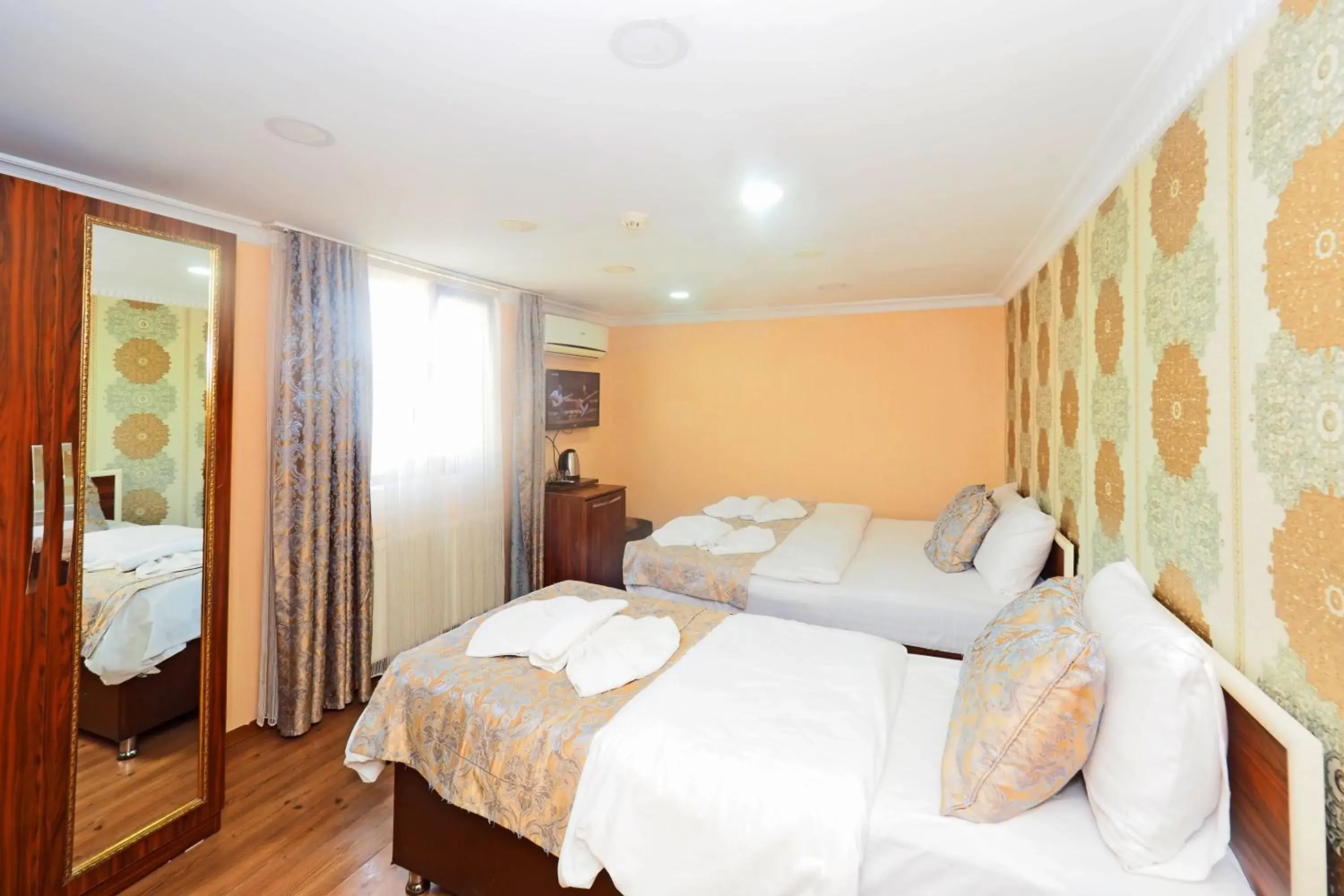 Standard Triple Room in RENOVA hOTEL FATİH Standard Triple Room in RENOVA hOTEL FATİH