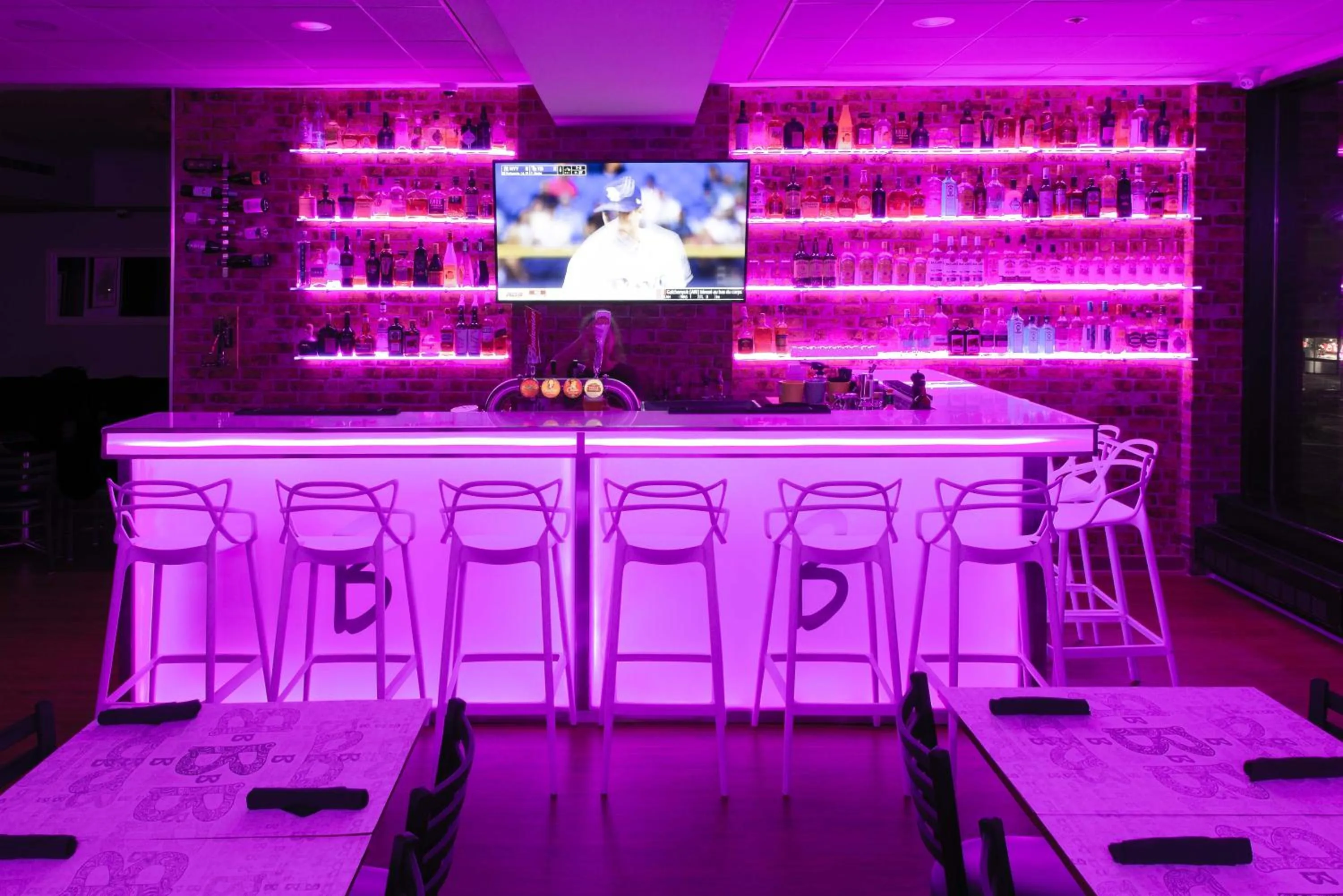 Lounge or bar in Travelodge by Wyndham Montreal Centre