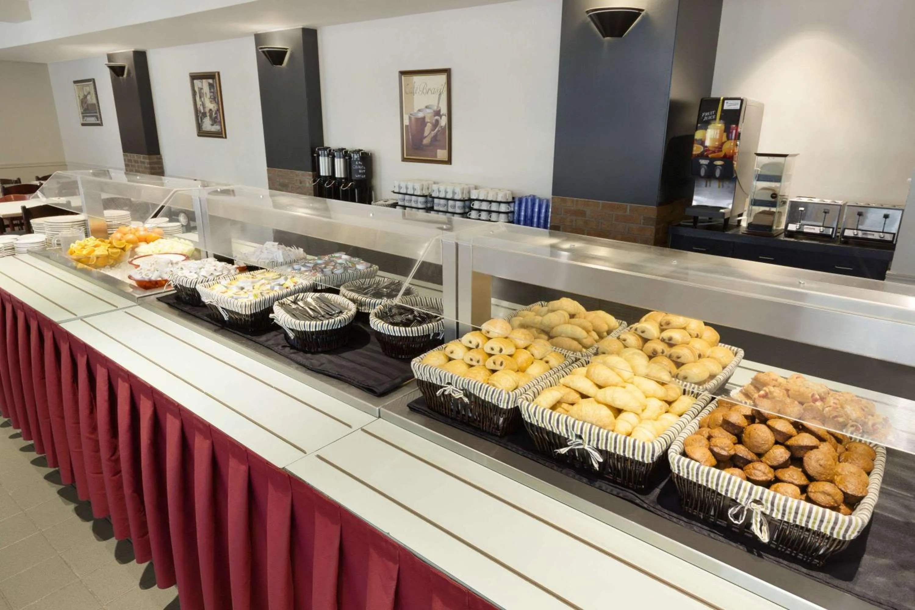 Restaurant/places to eat in Travelodge by Wyndham Montreal Centre