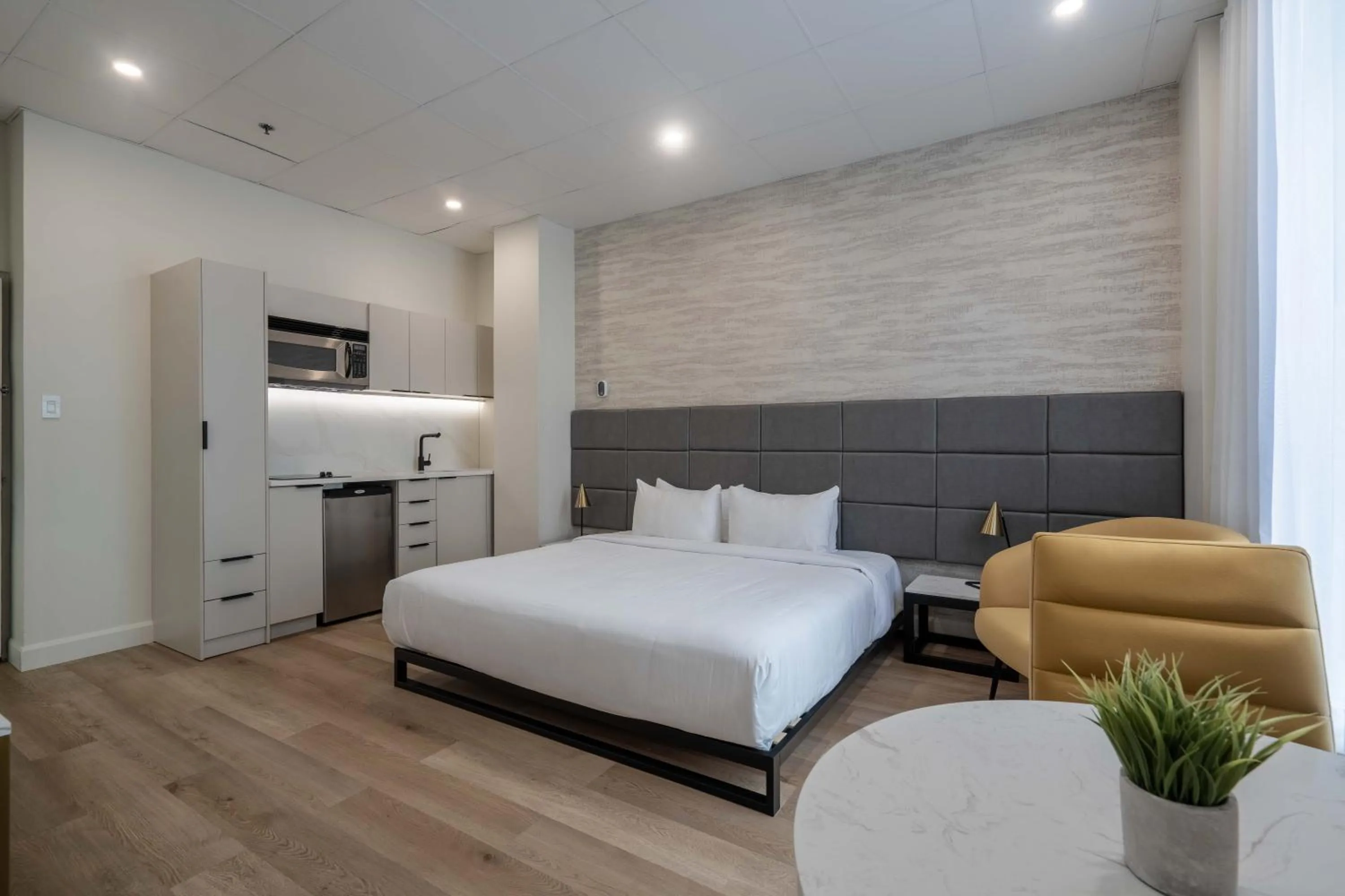 Bedroom, Bed in Travelodge by Wyndham Montreal Centre