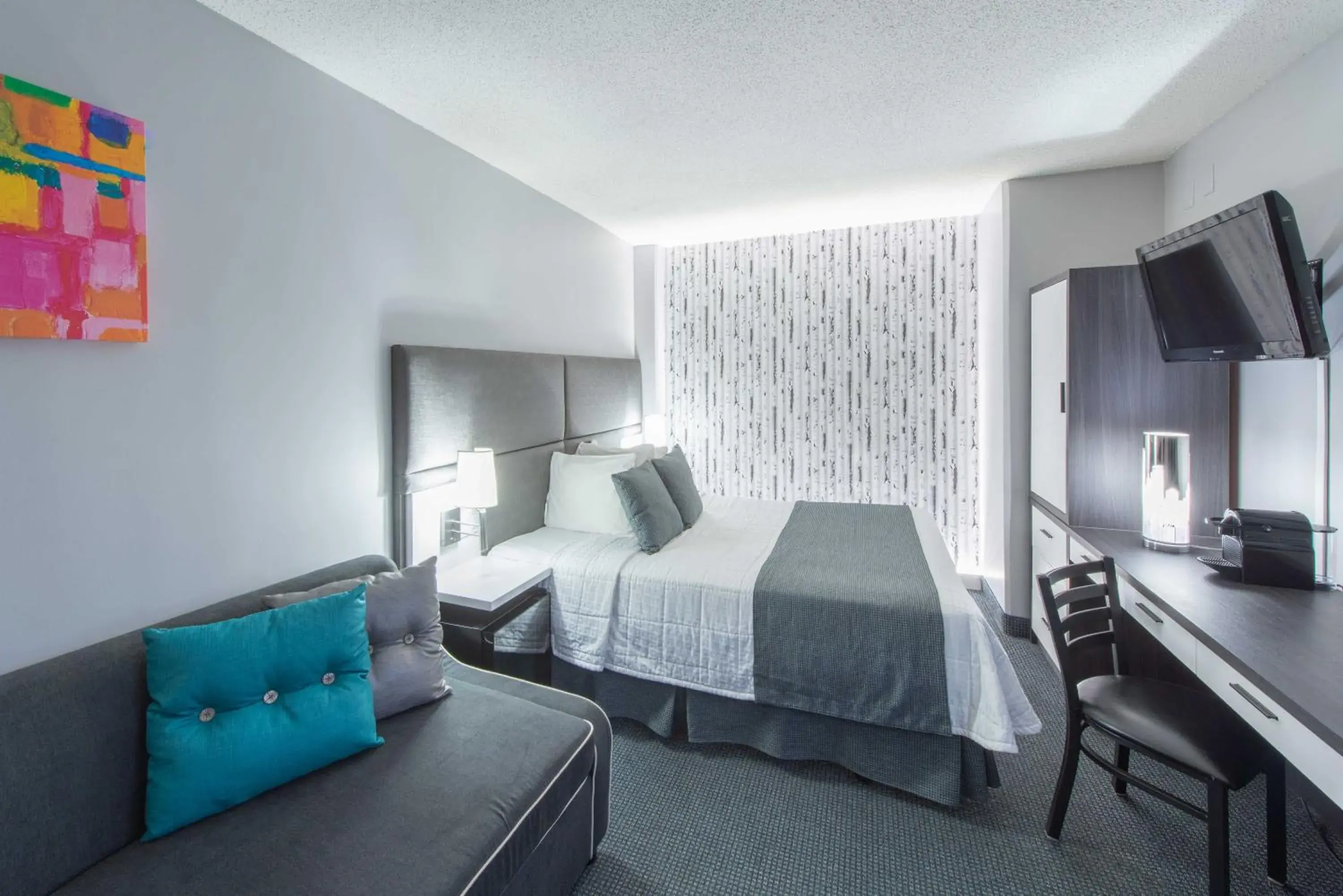 Corner Queen Room with Sofa Bed - Non-Smoking in Travelodge by Wyndham Montreal Centre Corner Queen Room with Sofa Bed - Non-Smoking in Travelodge by Wyndham Montreal Centre