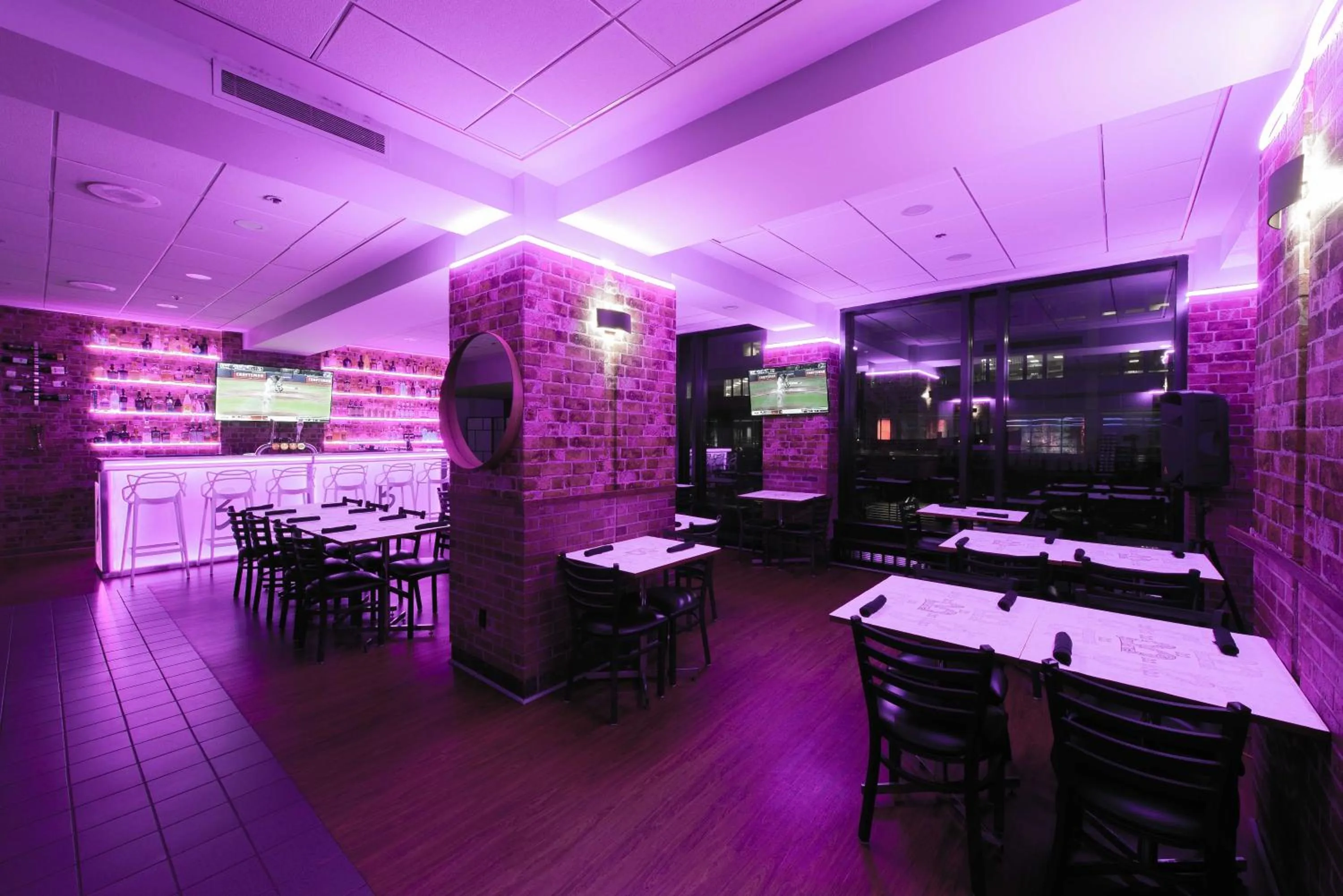 Restaurant/places to eat in Travelodge by Wyndham Montreal Centre