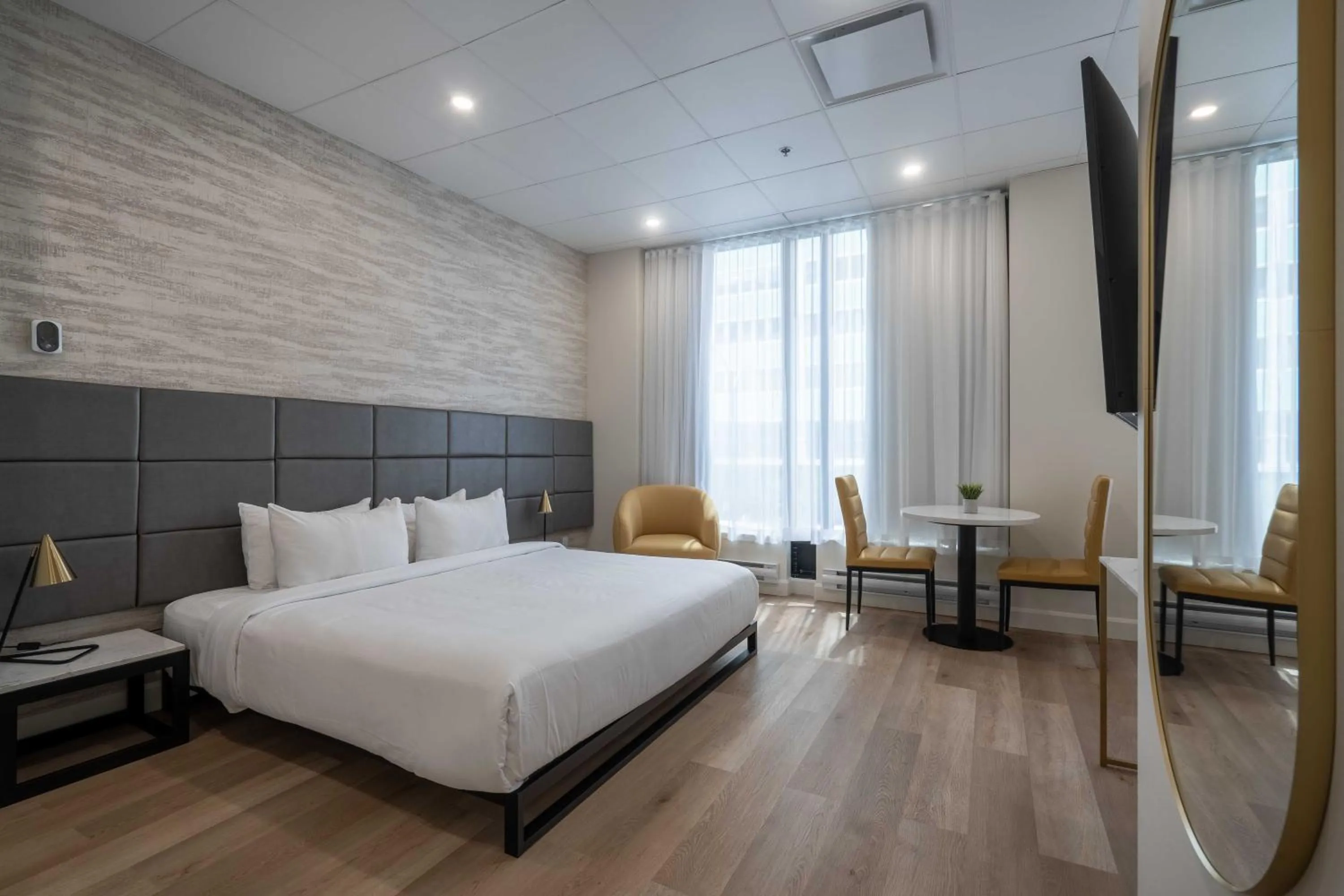 Bedroom, Bed in Travelodge by Wyndham Montreal Centre