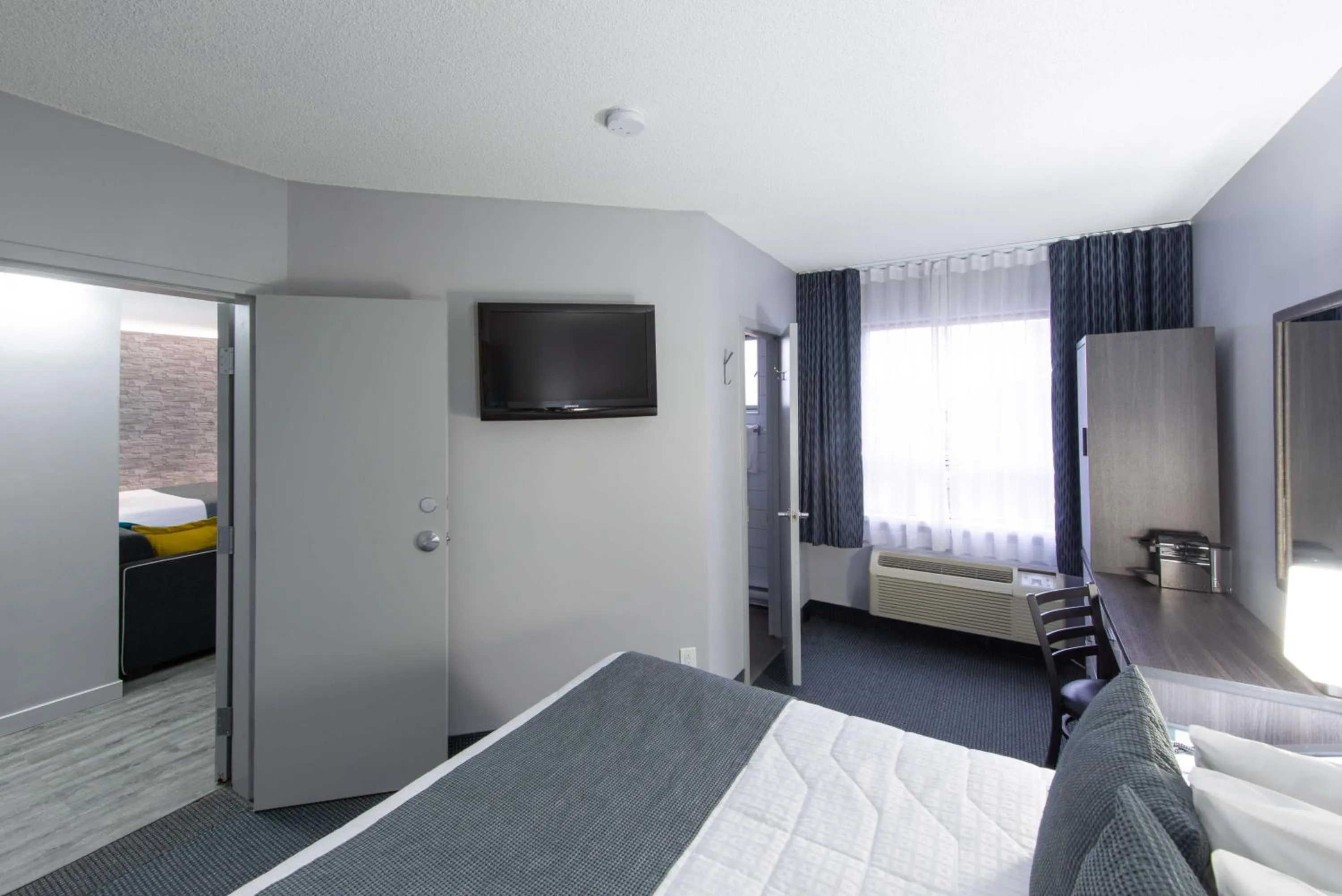 Photo of the whole room, Bed in Travelodge by Wyndham Montreal Centre