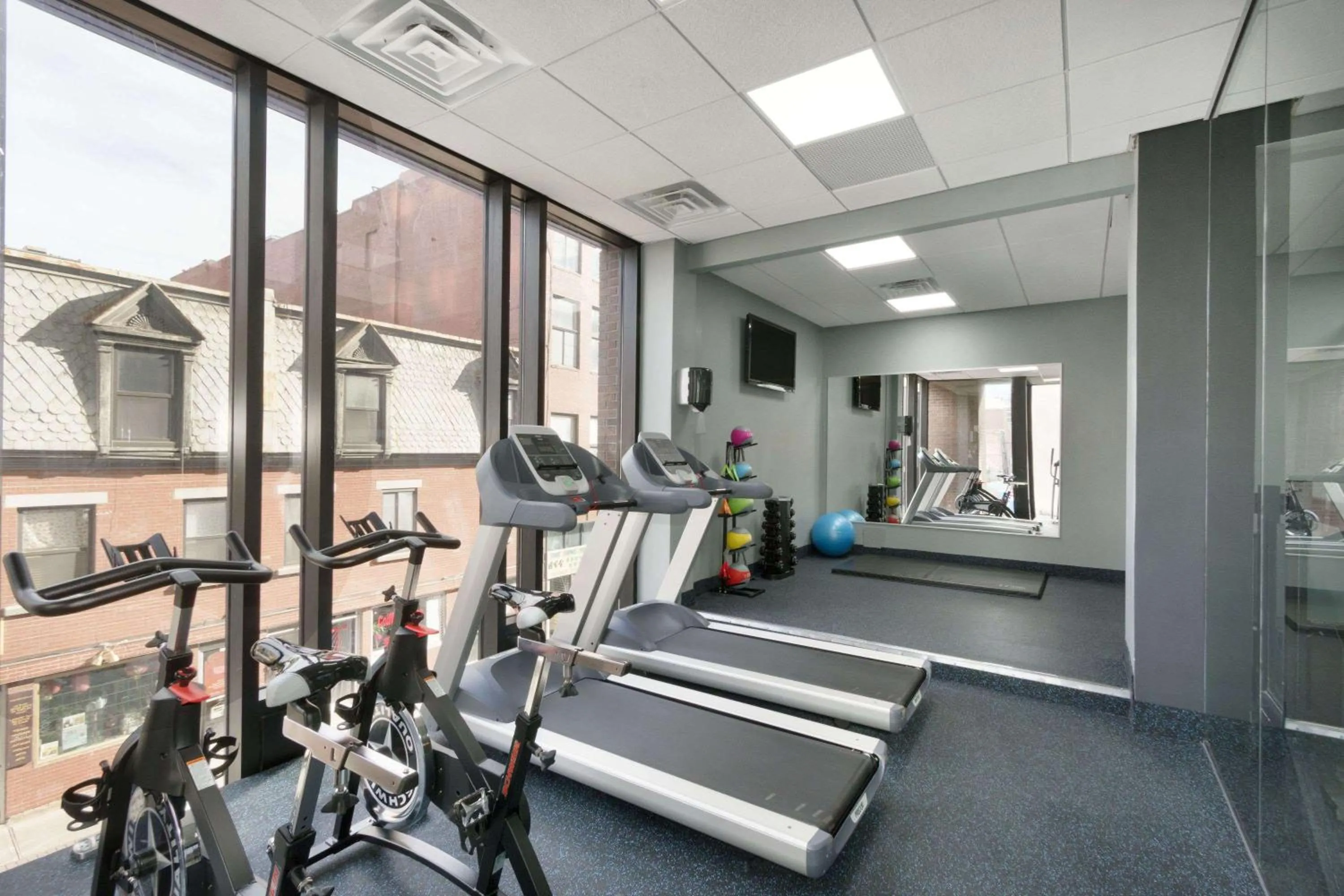Fitness centre/facilities in Travelodge by Wyndham Montreal Centre