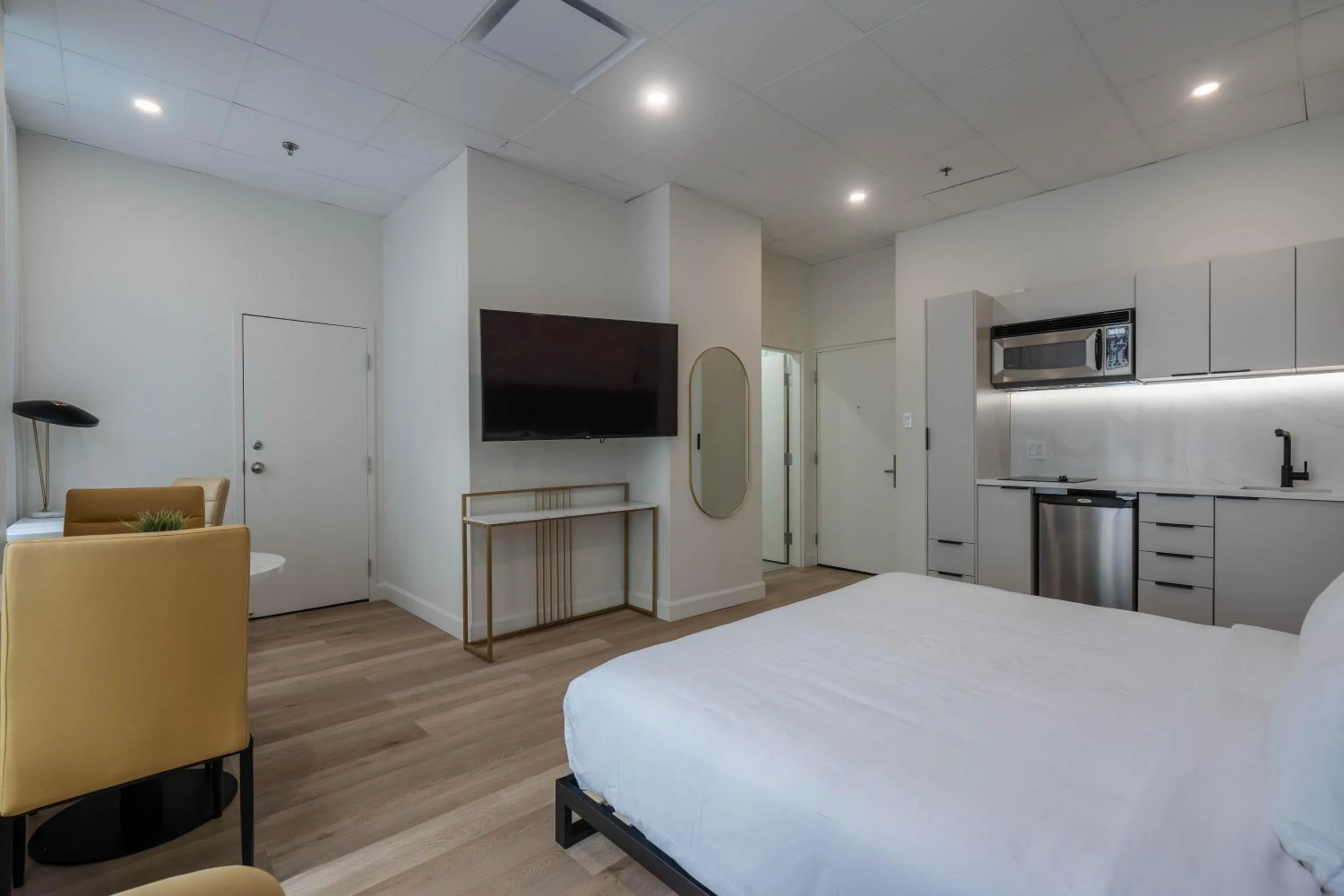 Bedroom, Bed in Travelodge by Wyndham Montreal Centre