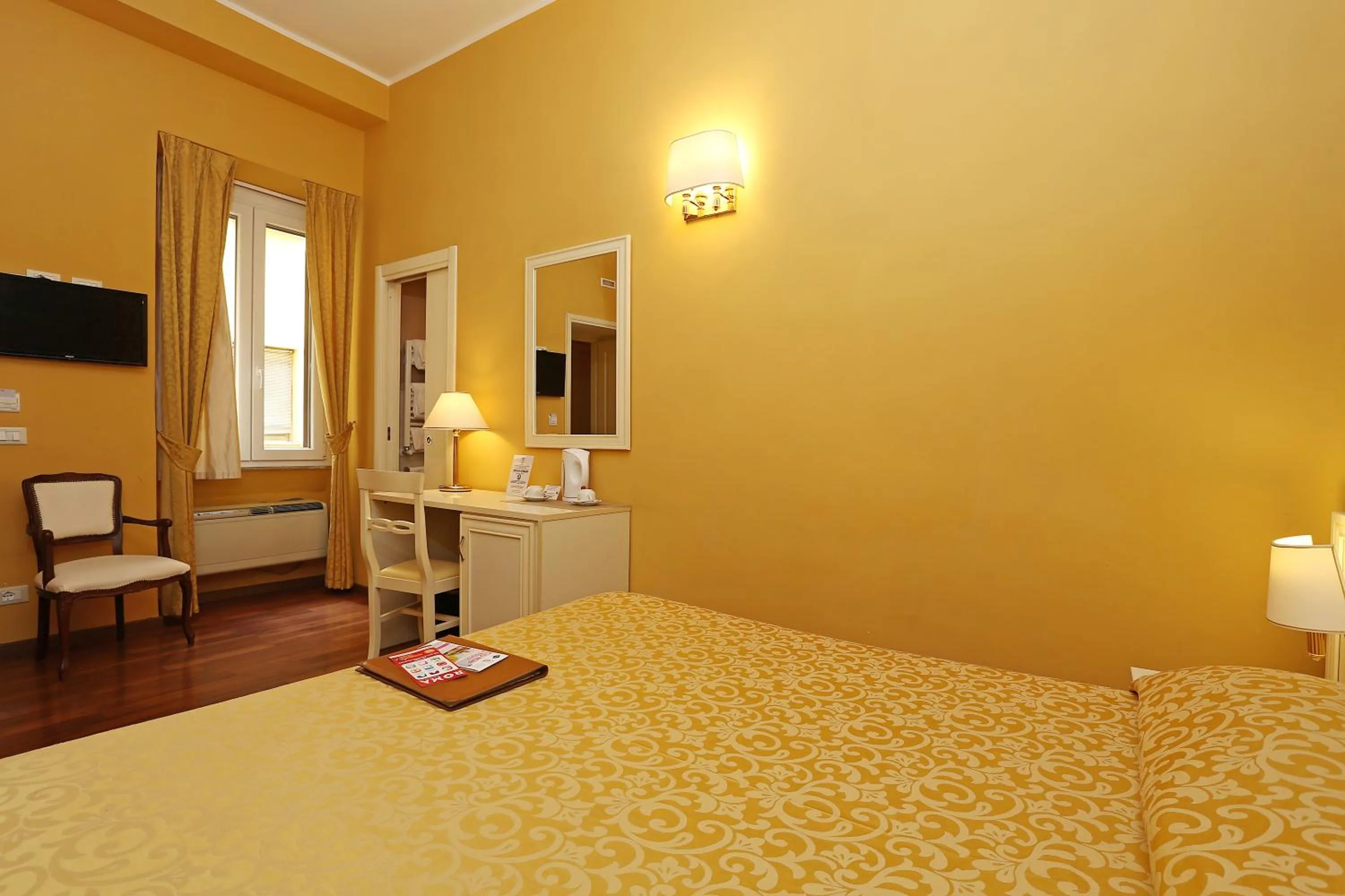 Photo of the whole room, Bed in DG Prestige Room