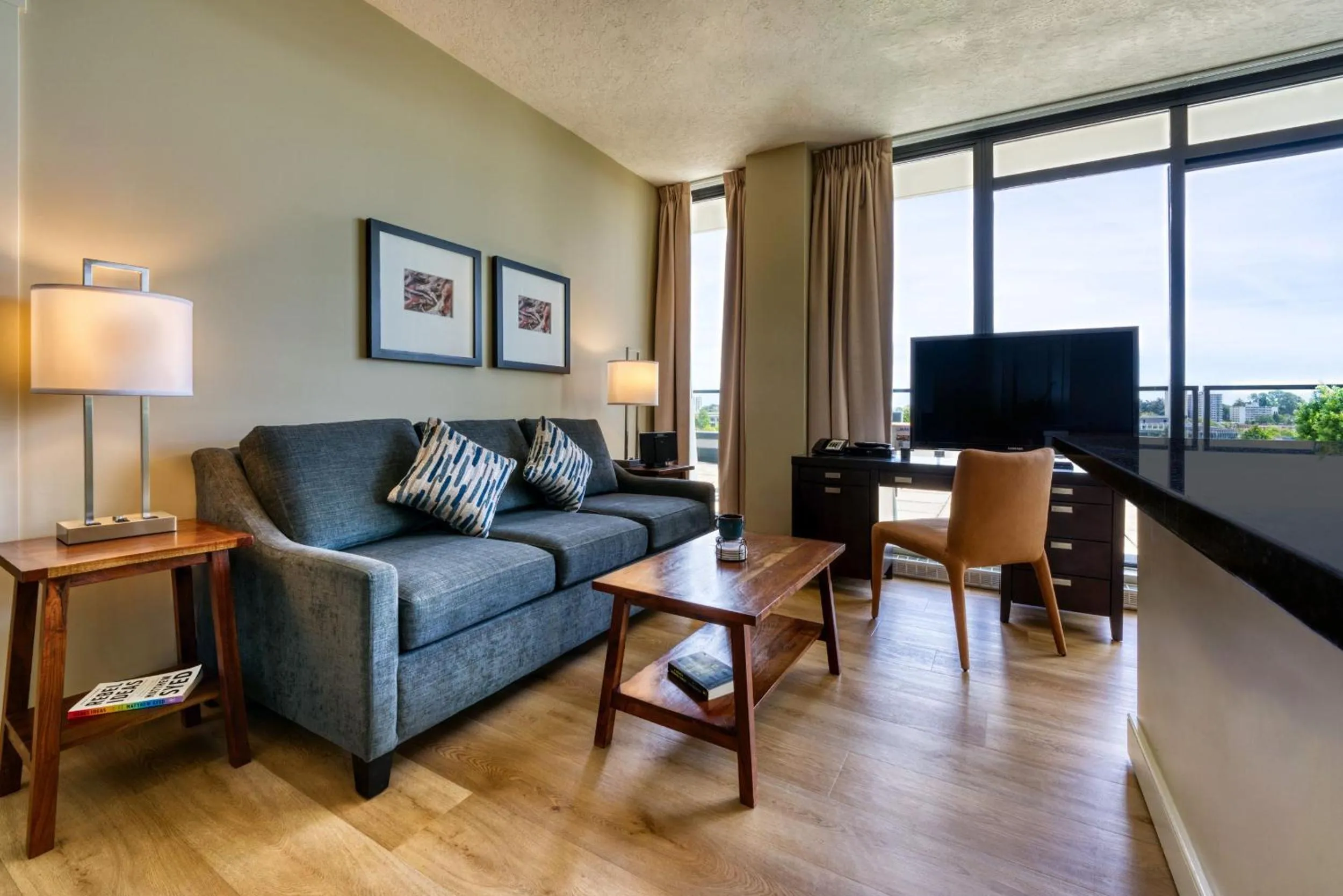 Living room in Oswego Hotel