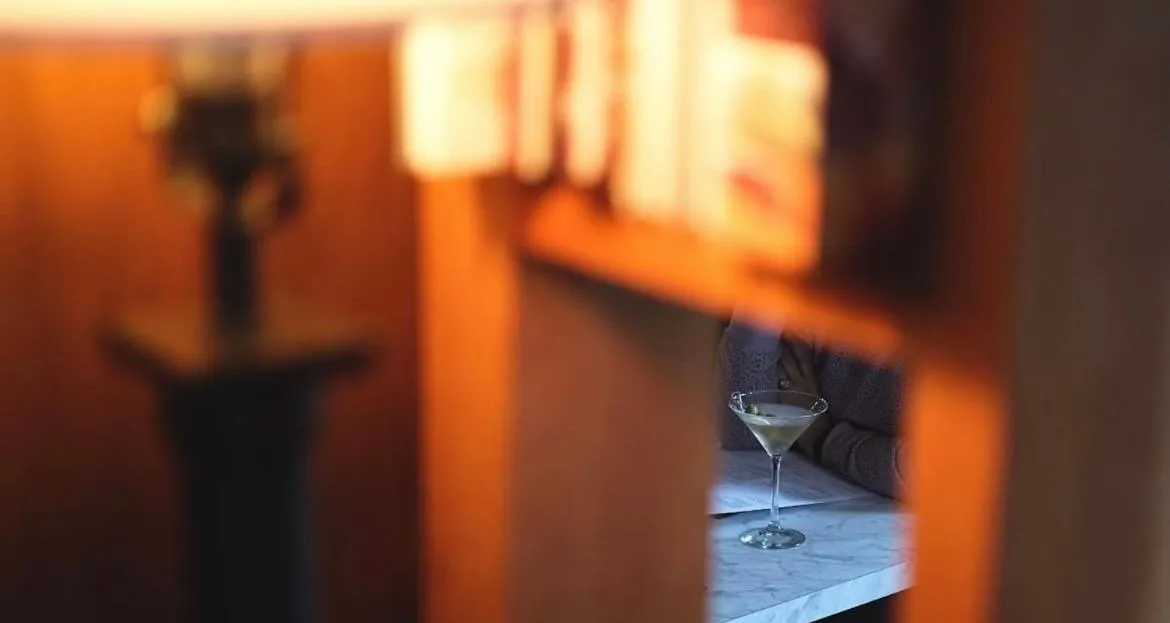 Restaurant/places to eat in Oswego Hotel