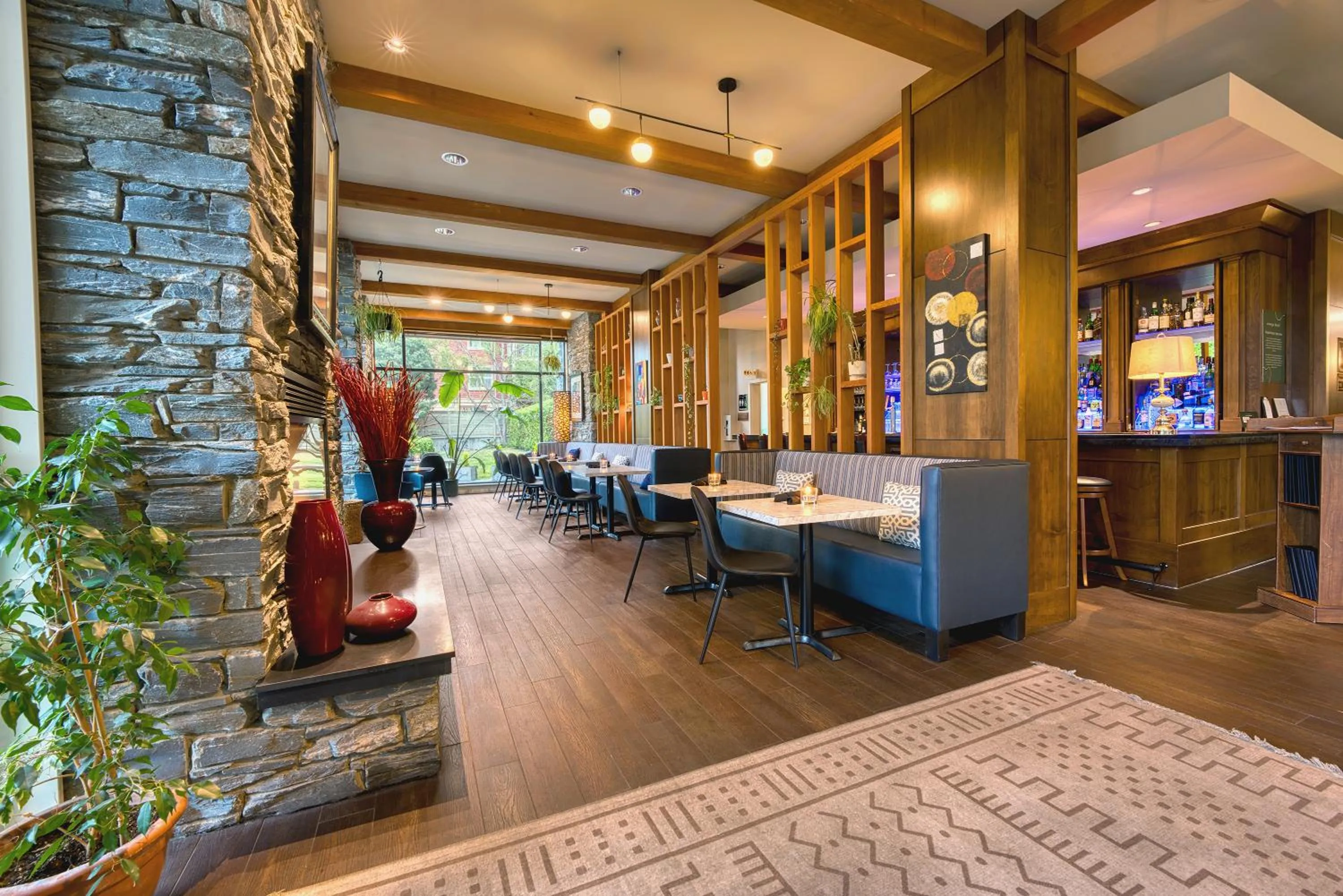 Restaurant/places to eat in Oswego Hotel