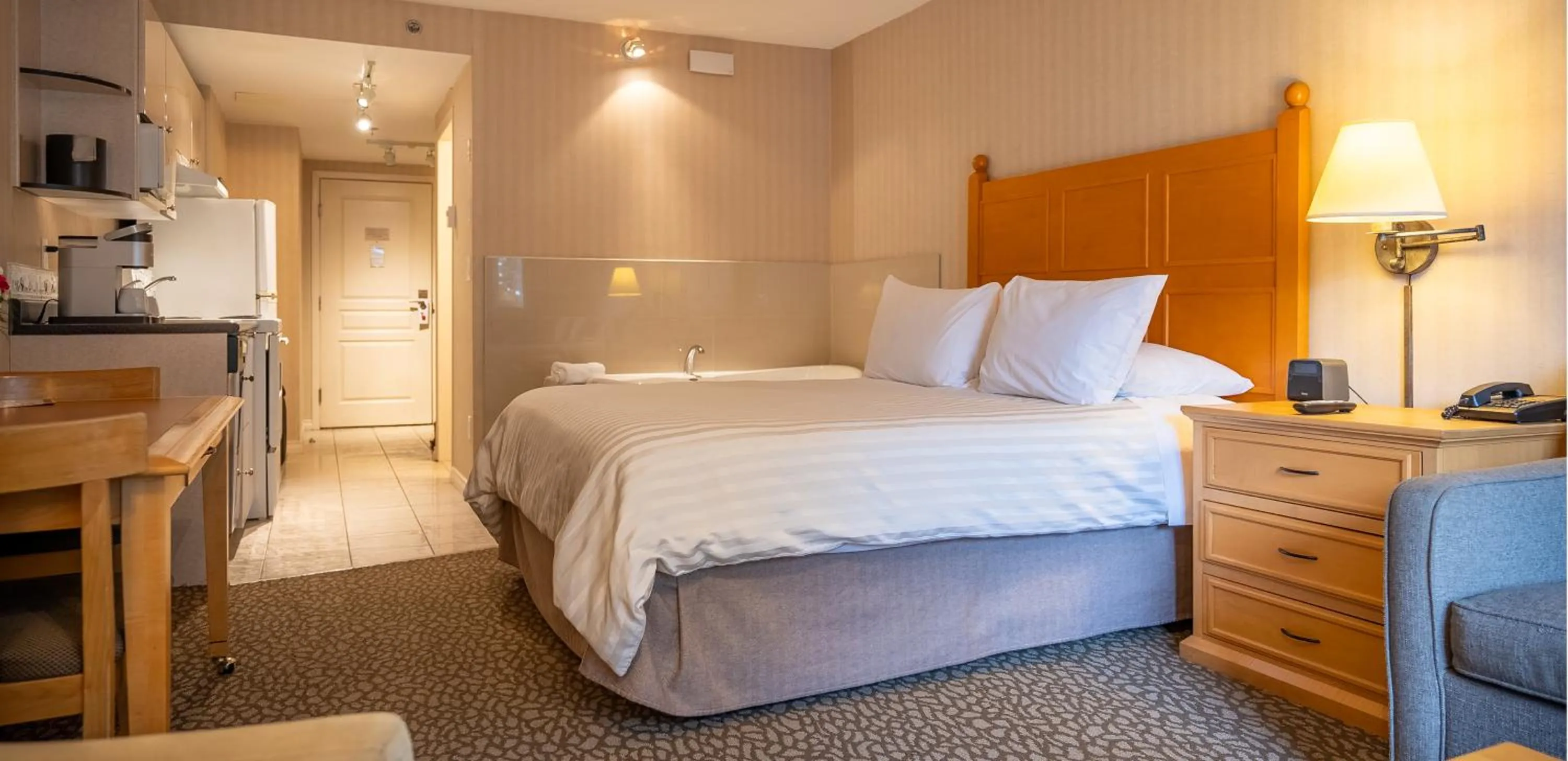 Bedroom, Bed in Pinnacle Hotel Whistler