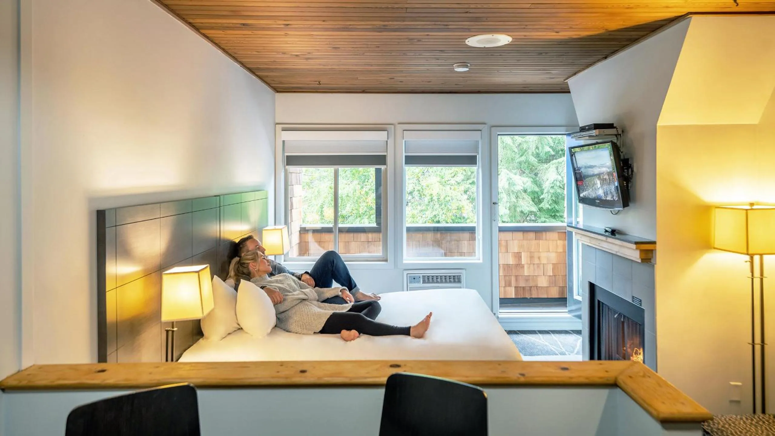 View (from property/room), Bed in Executive Inn Whistler